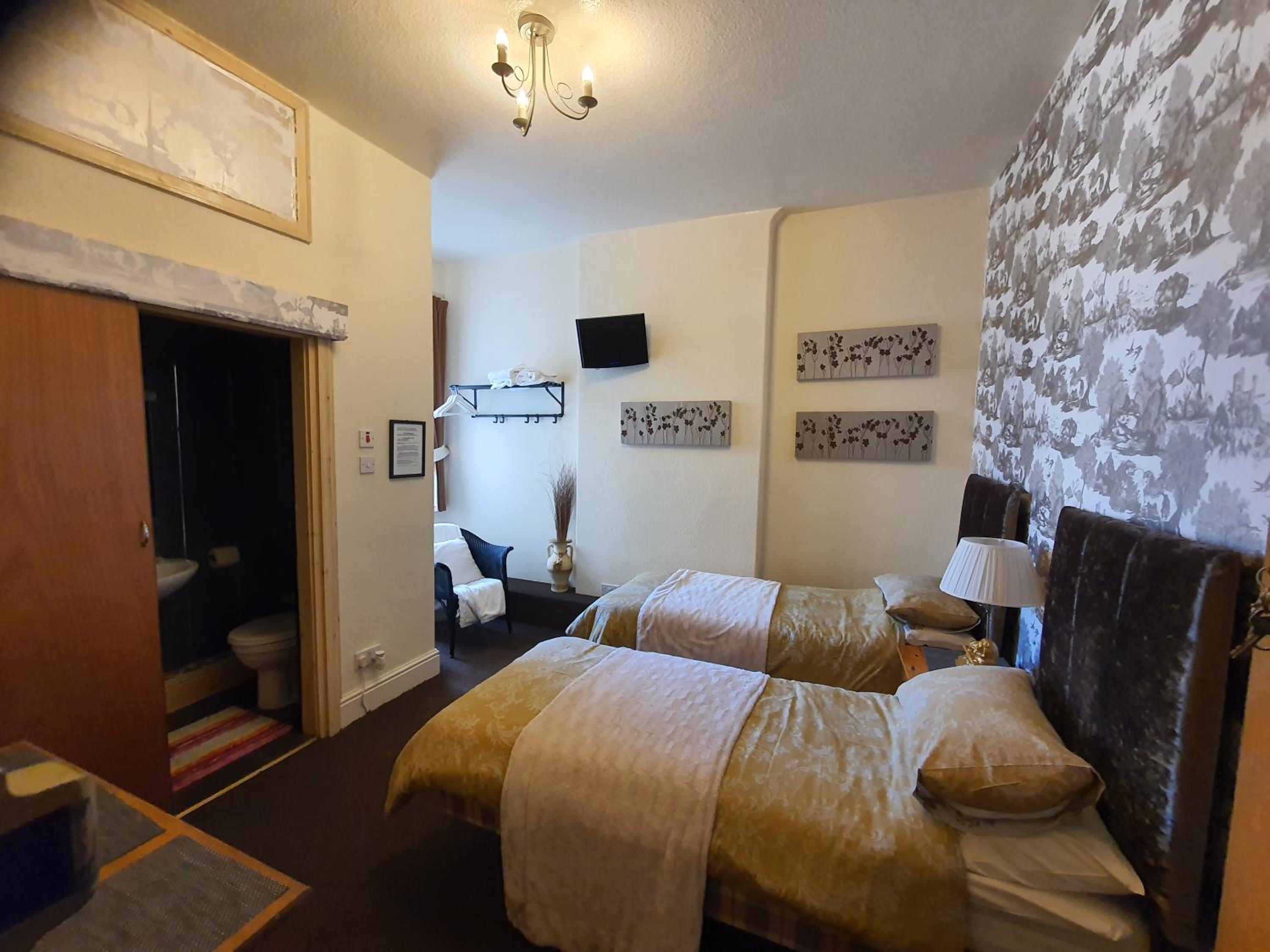 Twin Room - Photo 8