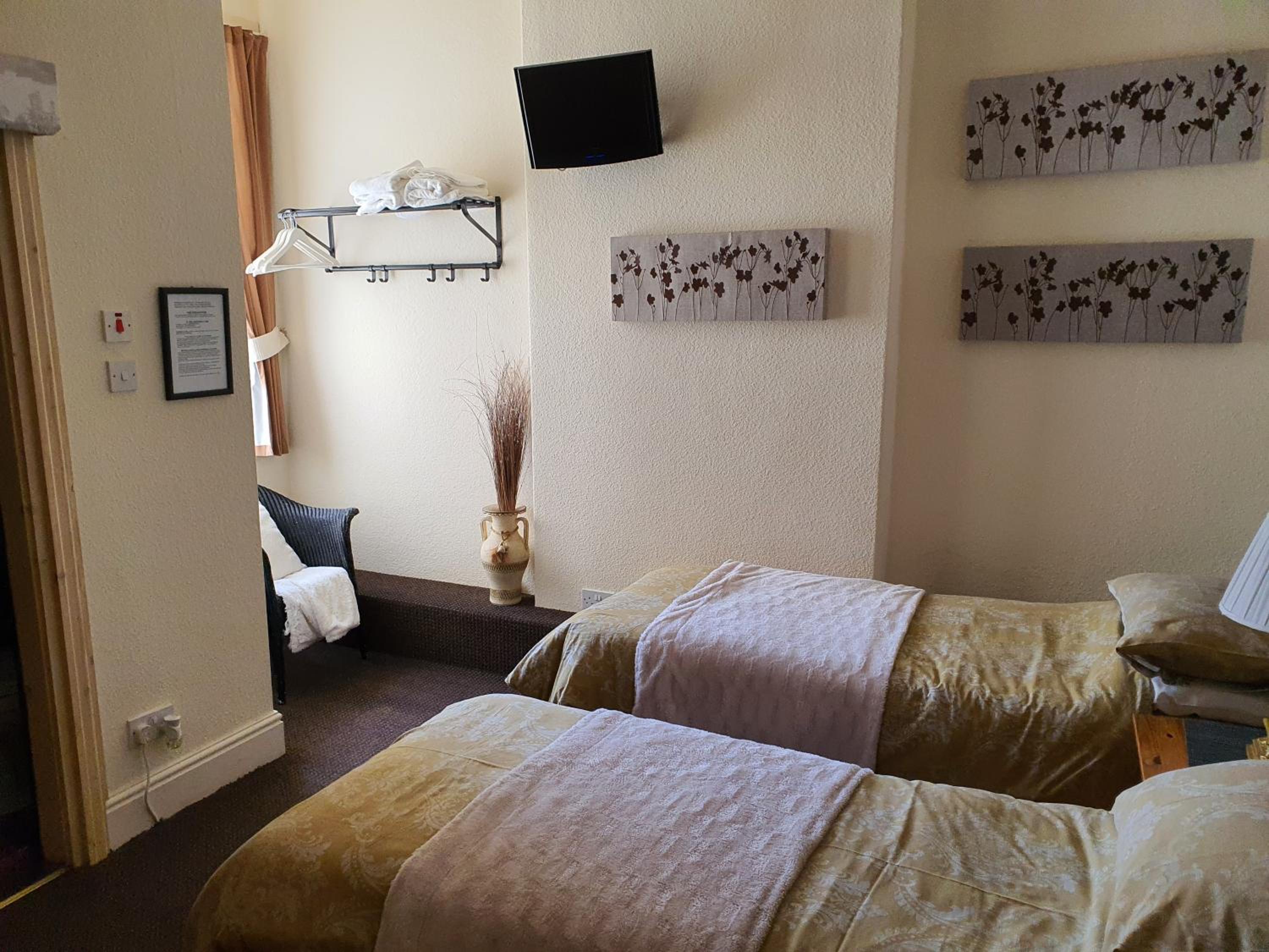Twin Room - Photo 10