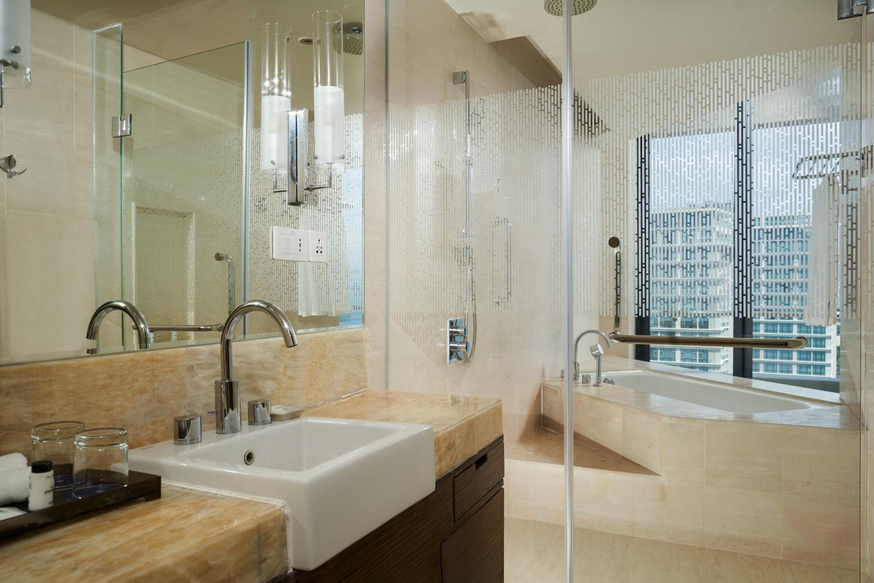 Premium Deluxe King, Larger Guest room, 1 King, Ocean view - Photo 7