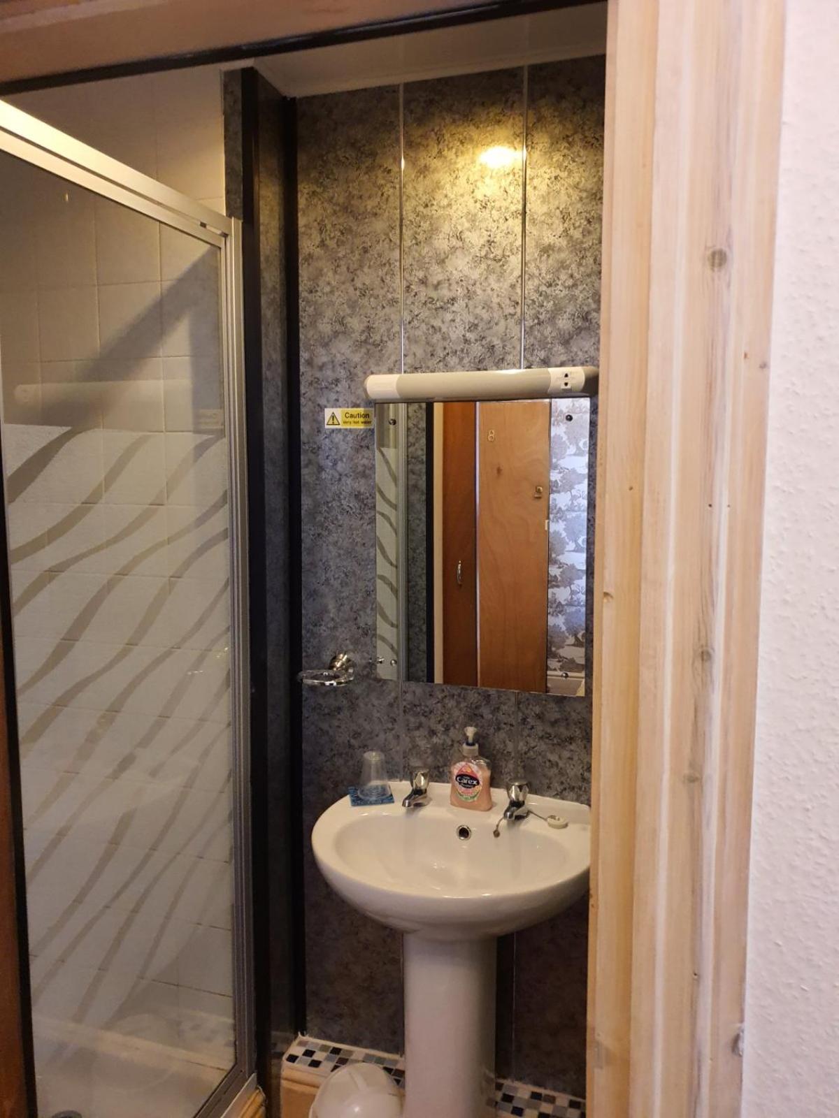 Twin Room - Photo 2