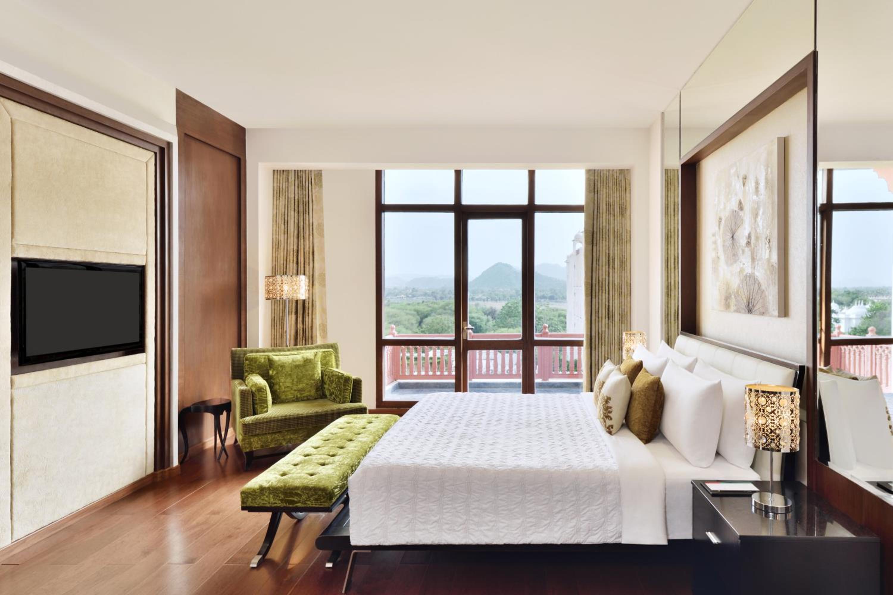 Deluxe Suite with Mountain View(20% discount on food and soft beverages, 20% discount on Spa,Buy 1 get 1 on select brands at Madeira bar between 4 pm - 10 pm)