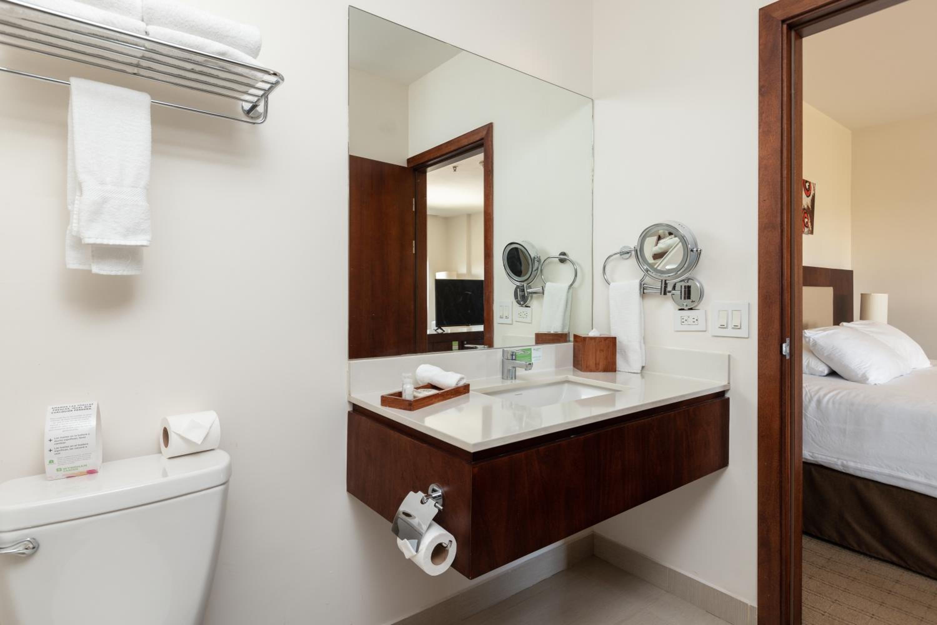 Queen Room - Disability Access / Non-Smoking