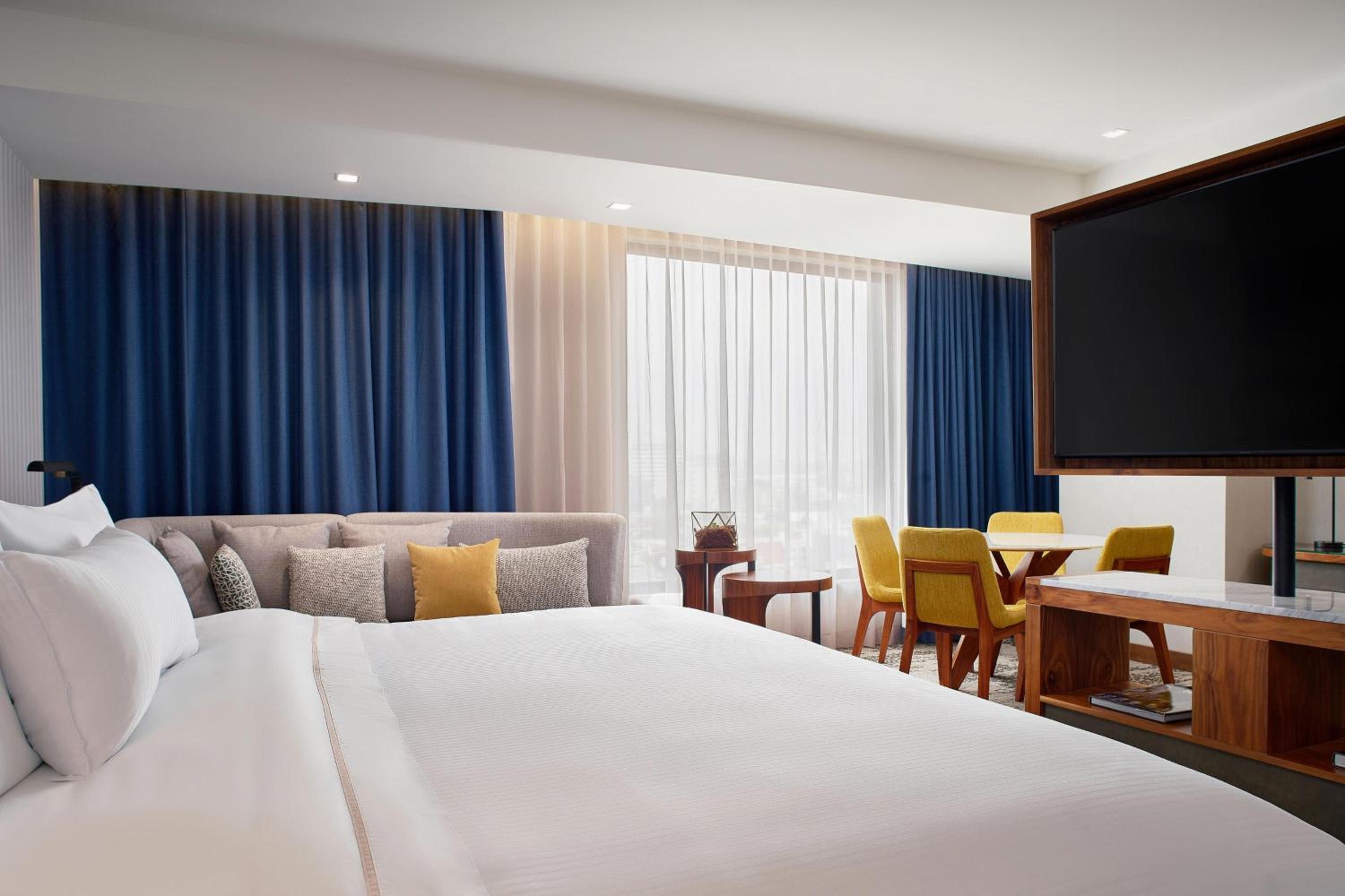 Deluxe Room, Guest Room, 1 King, Mountain View