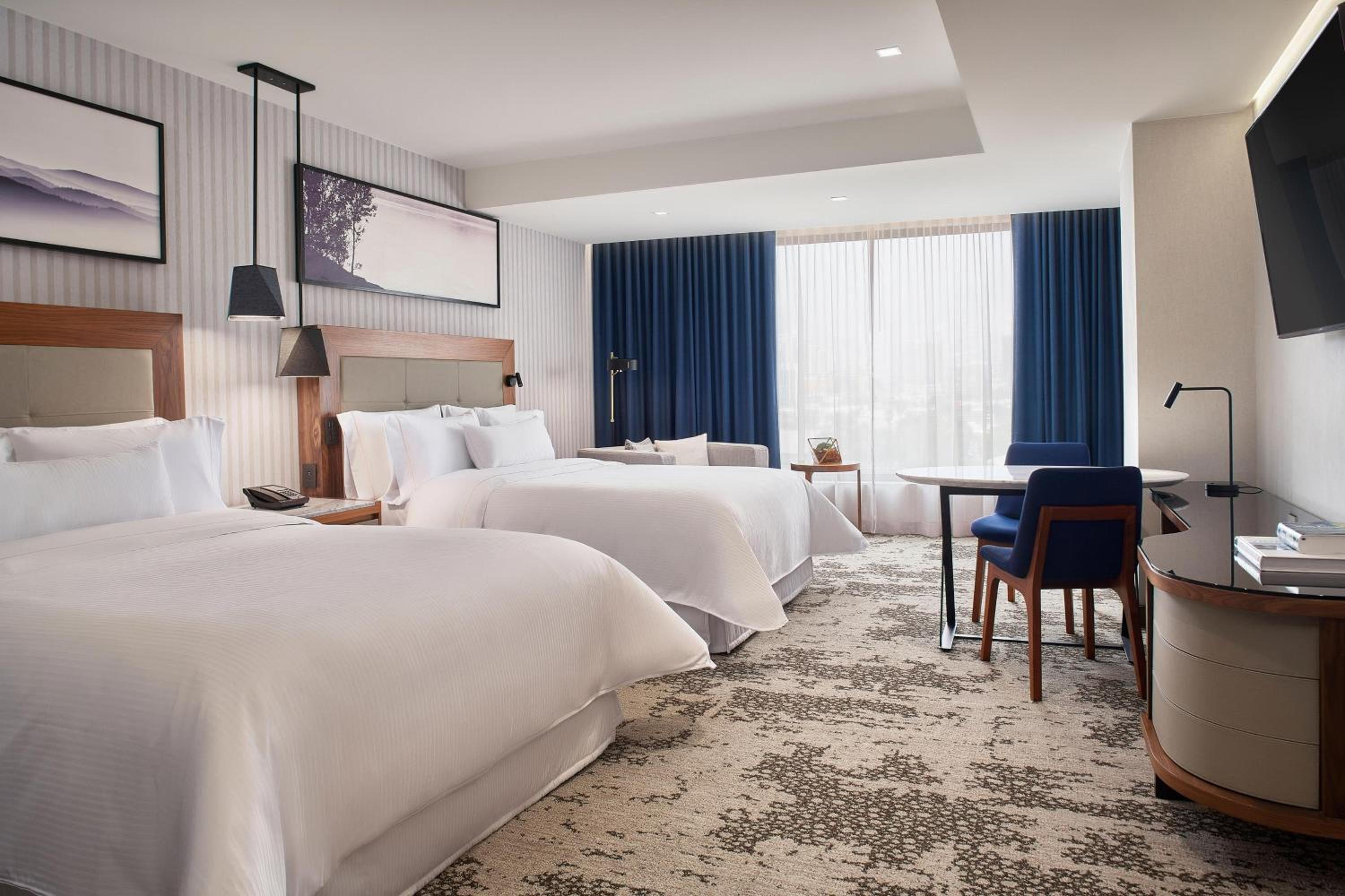 Deluxe Room, 2 Queen thumbnail 5