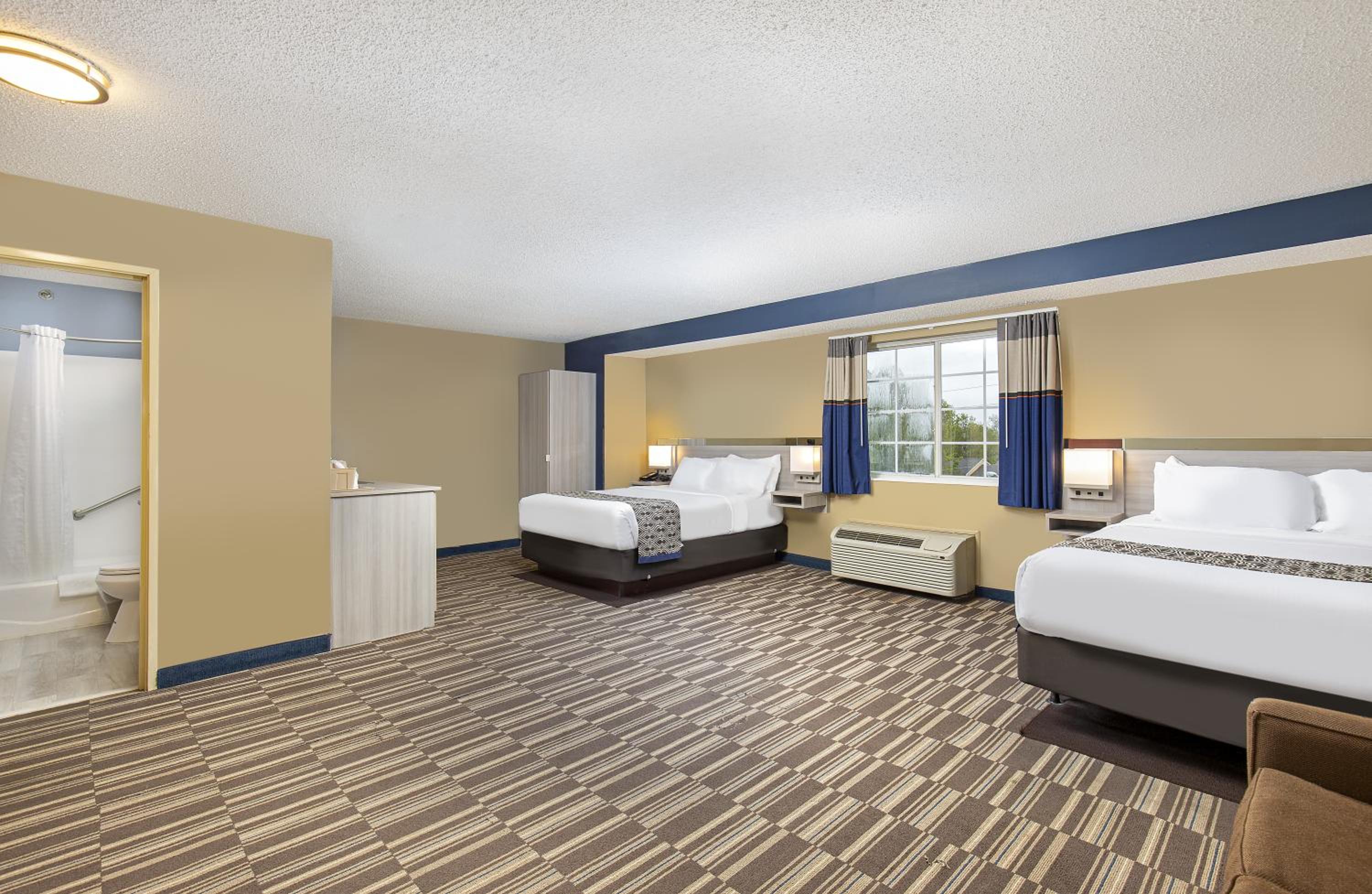 Family Suite with Two Queen Beds and Sofa Bed - Non-Smoking - Photo 4