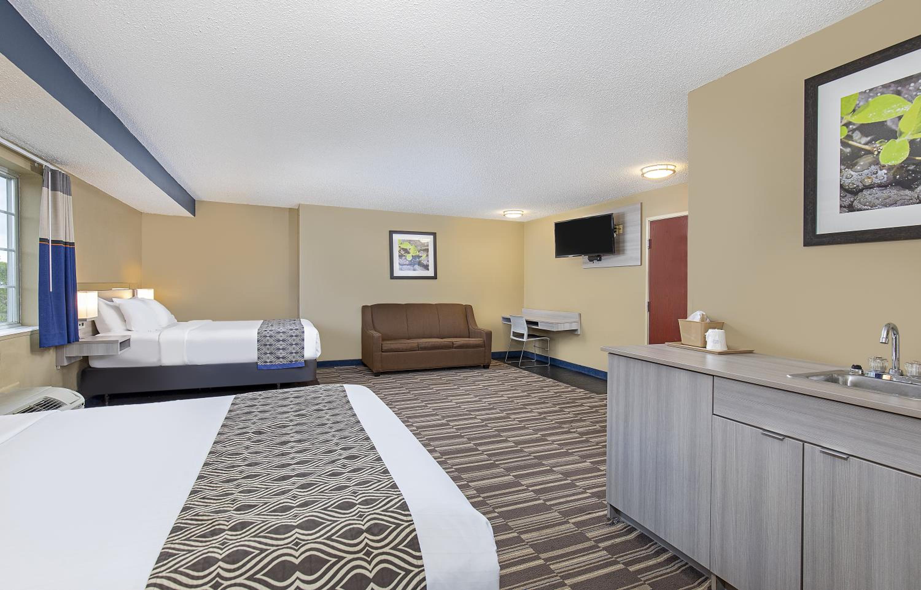 Family Suite with Two Queen Beds and Sofa Bed - Non-Smoking - Photo 3