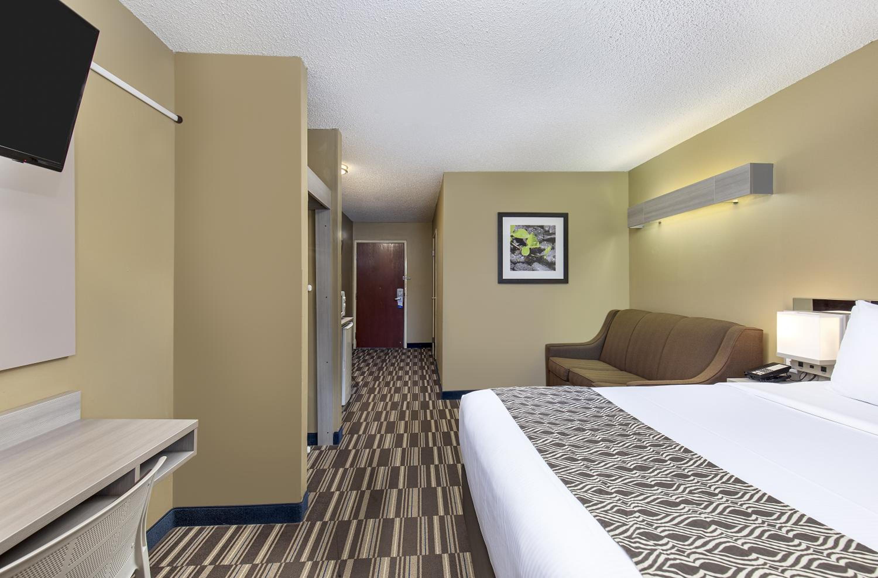 Queen Suite with Sofa Bed - Mobility Accessible/Non-Smoking - Photo 4