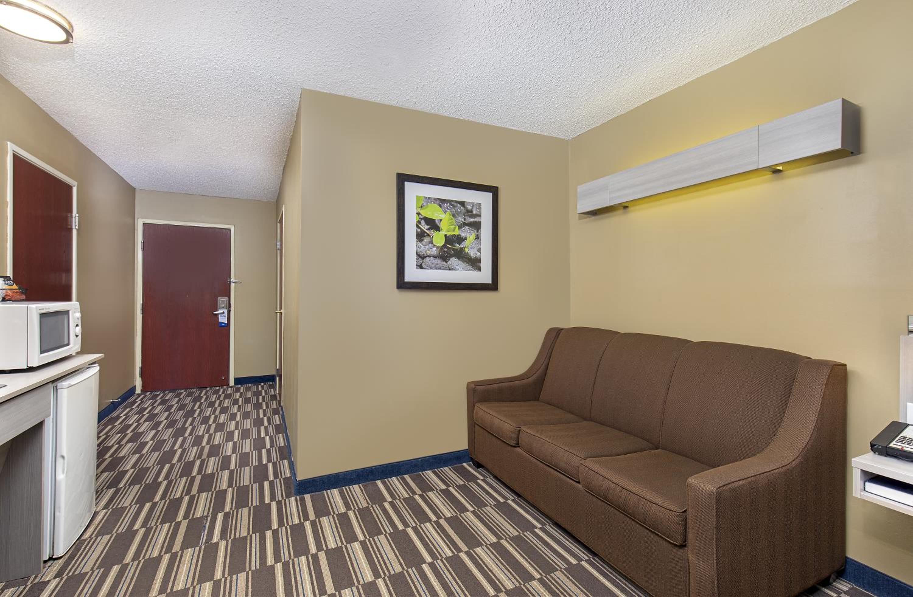 Queen Suite with Sofa Bed - Mobility Accessible/Non-Smoking - Photo 3