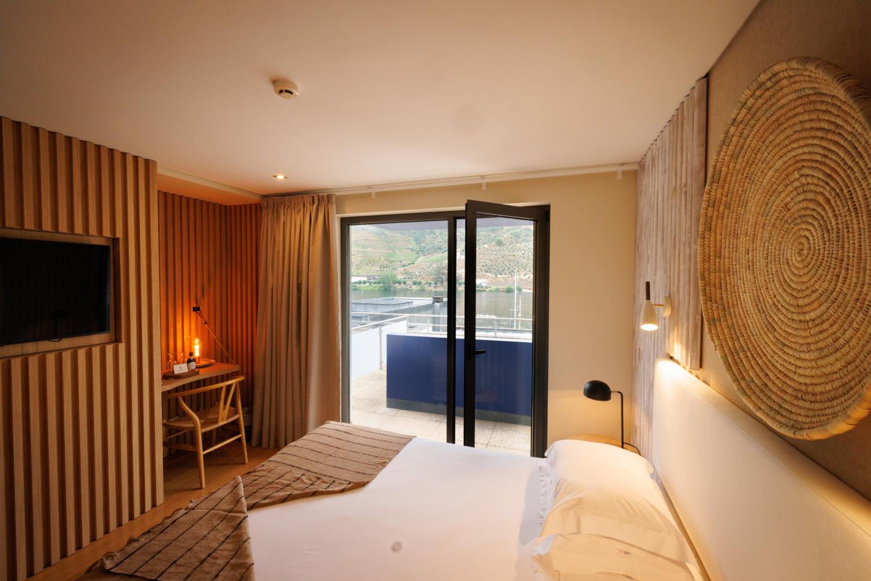 Double Room with River View - Photo 4
