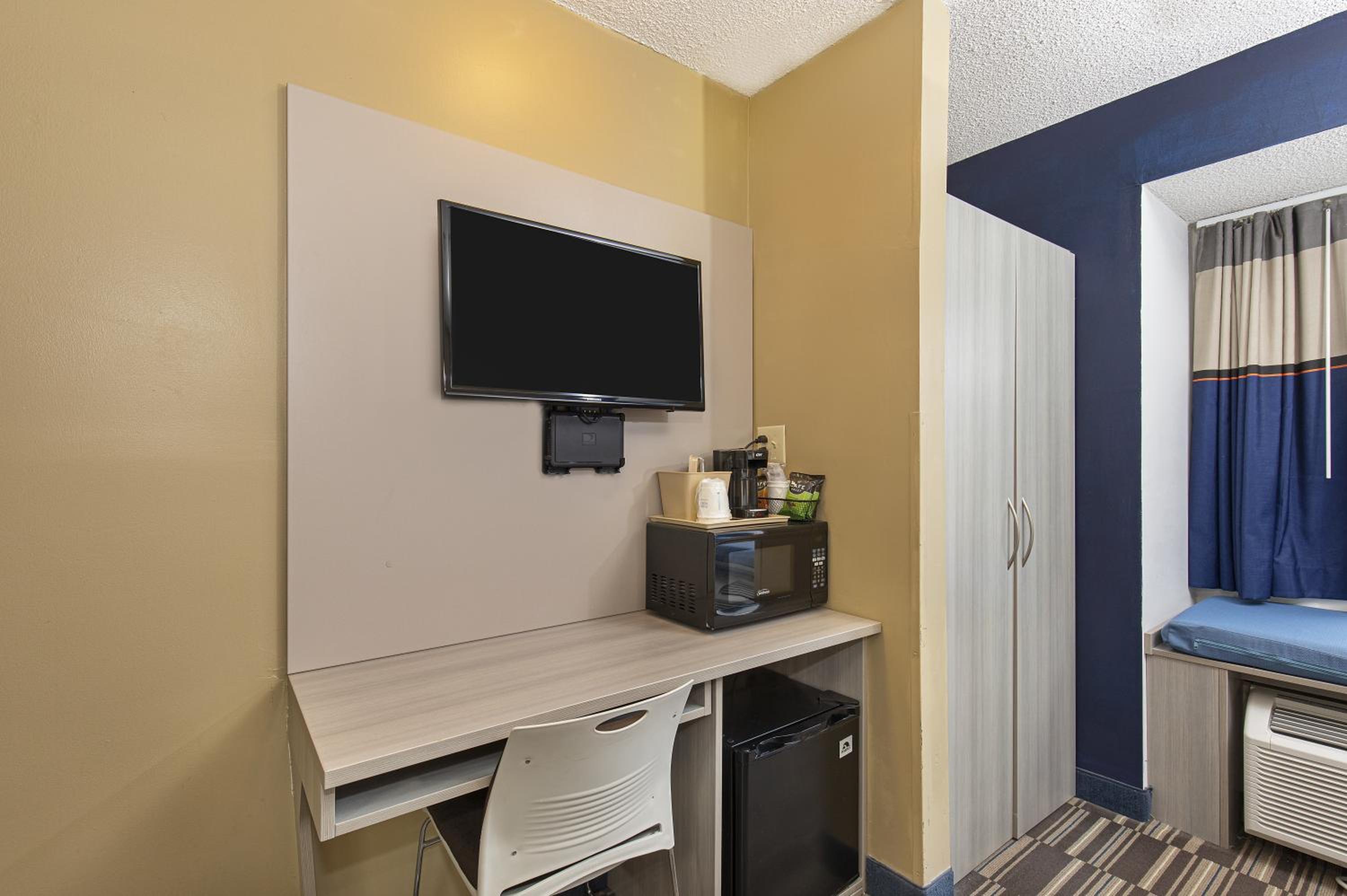 Queen Room - Non-Smoking - Photo 3