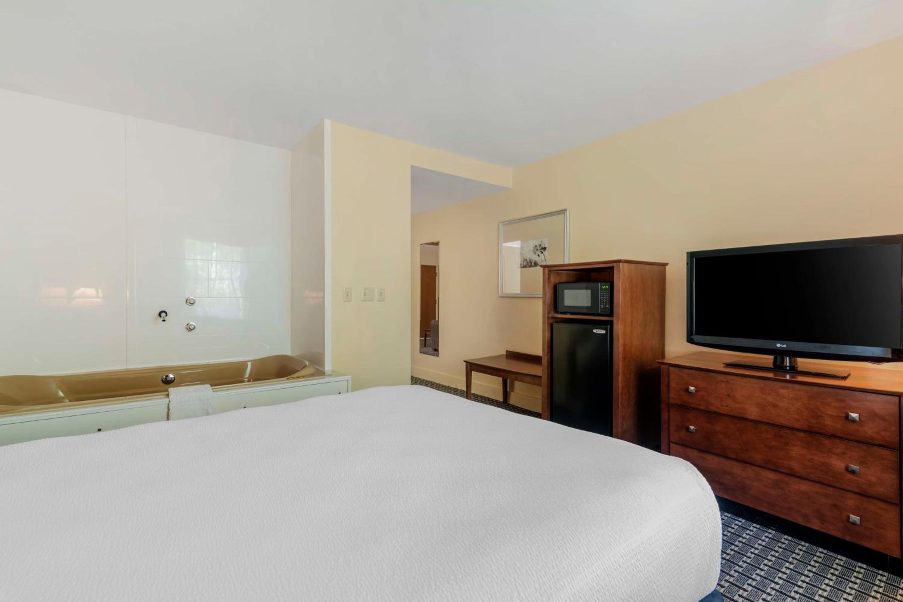 Queen Suite with Fireplace and Spa Bath - Non Smoking - Photo 5