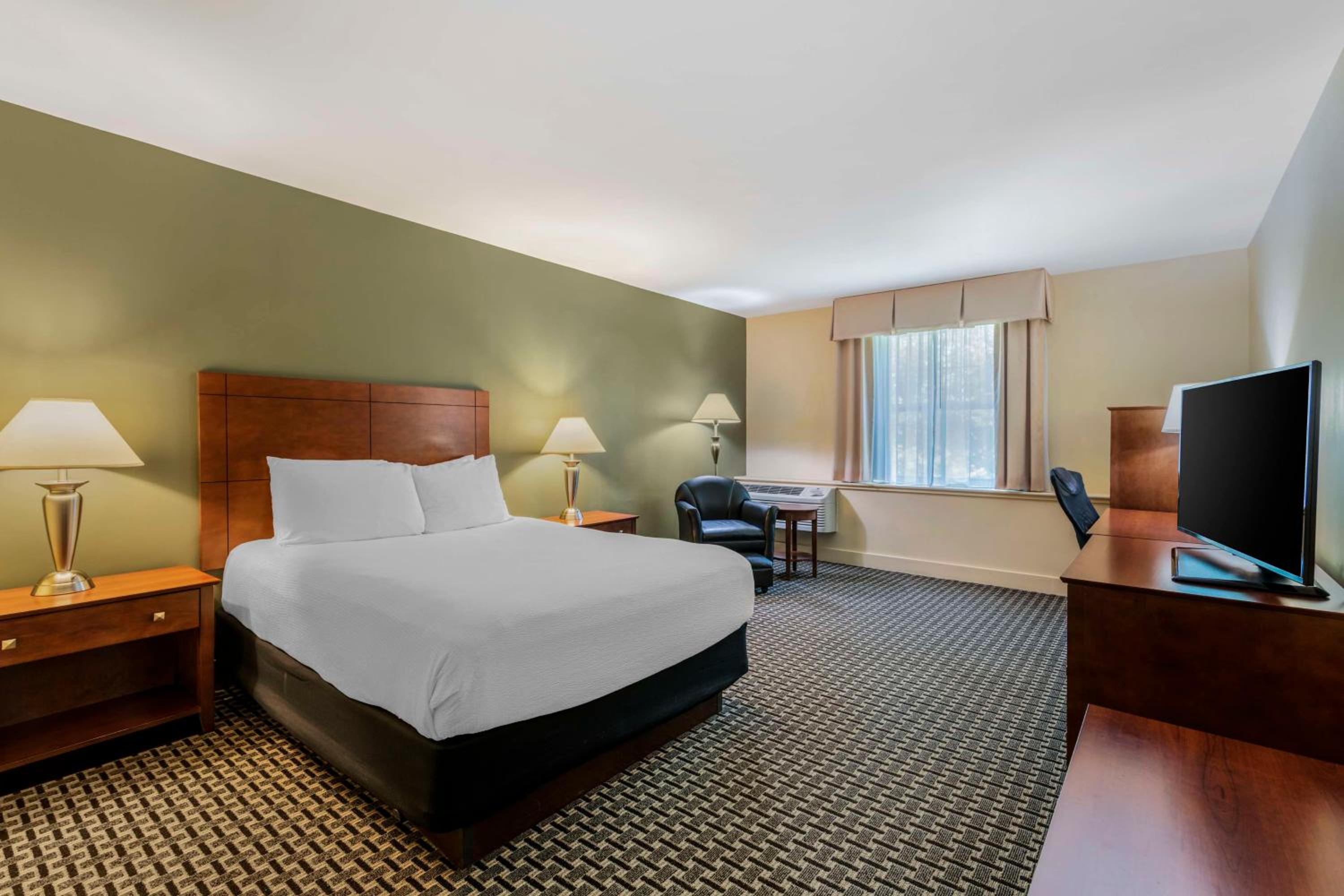 Queen Suite with Sofa Bed - Non-Smoking - Photo 3