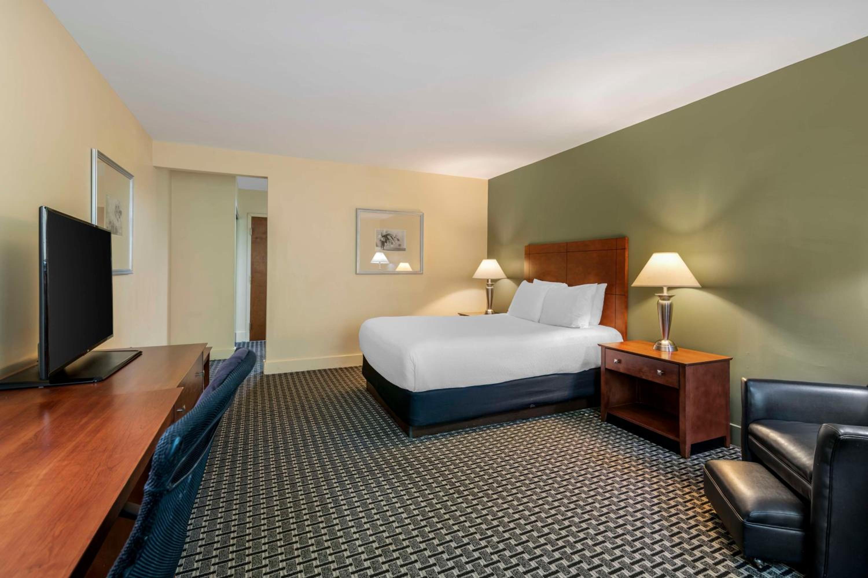 Queen Suite with Mobility Accessible Tub photo 1