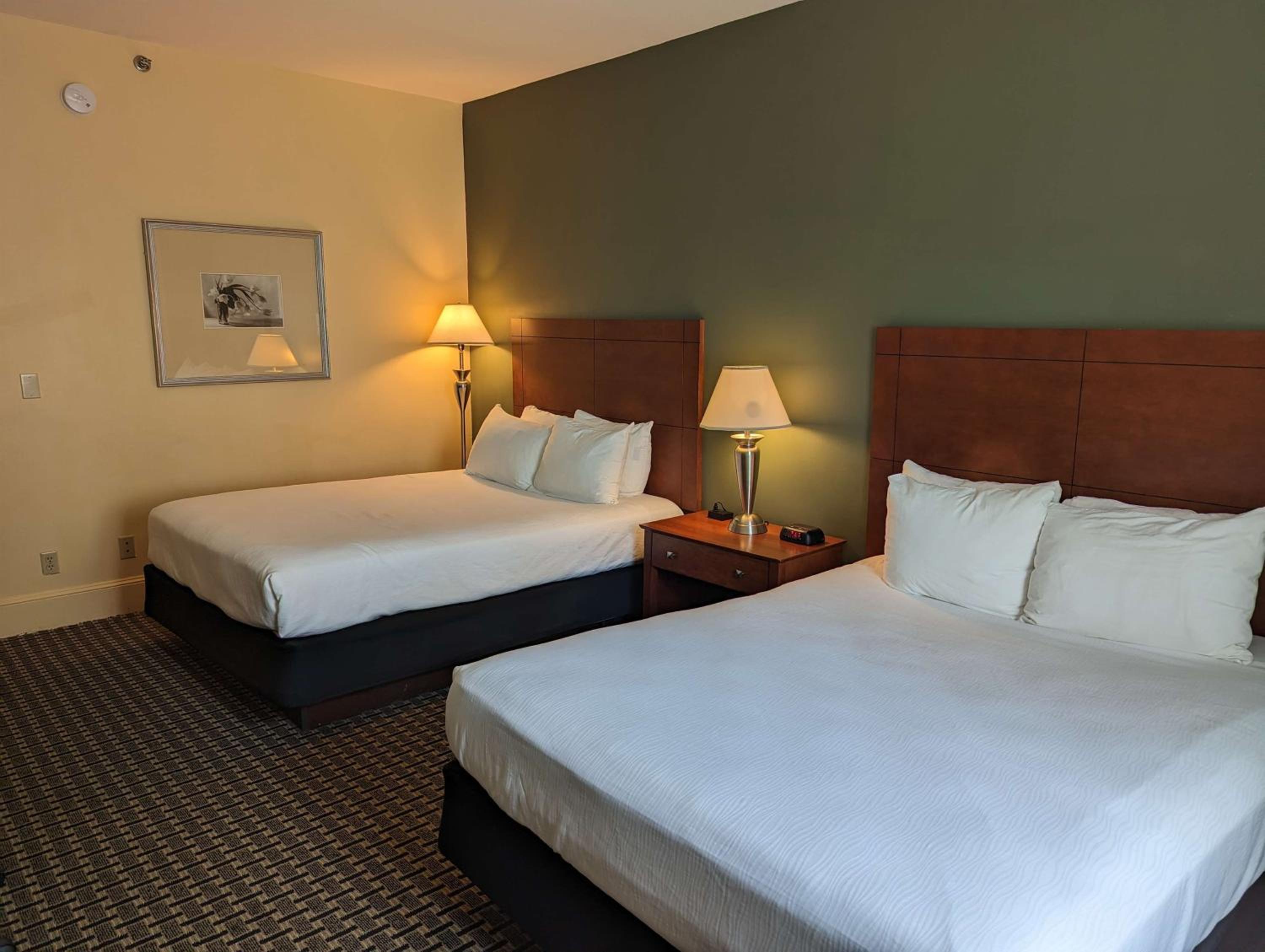 Queen Room with Two Queen Beds - Non-Smoking - Photo 1