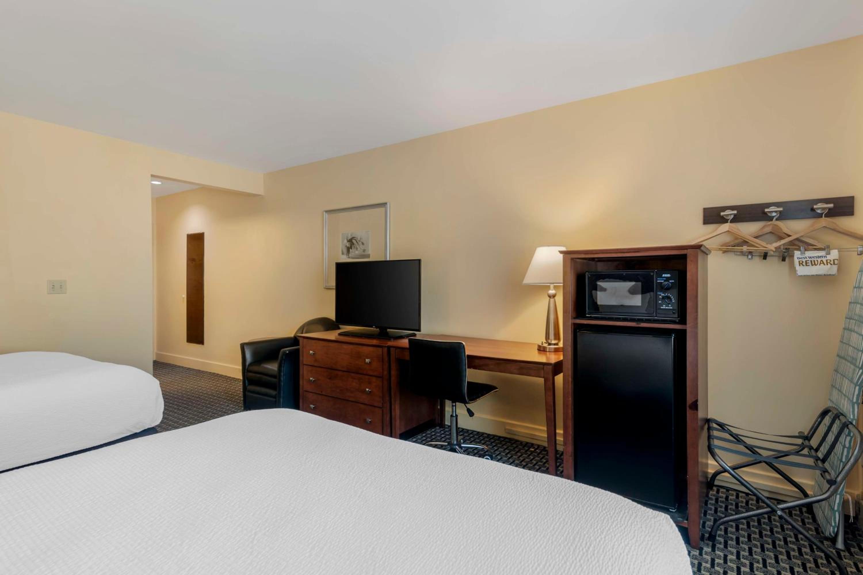 Queen Room with Two Queen Beds - Non-Smoking - Photo 2
