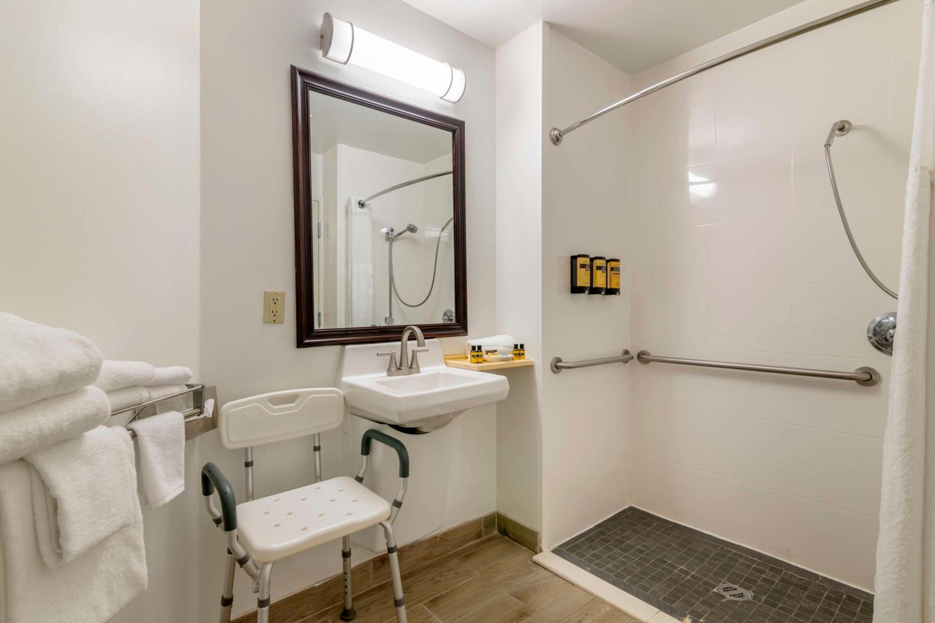 King Room with Roll-in Shower - Disability Access/Non-Smoking photo 3