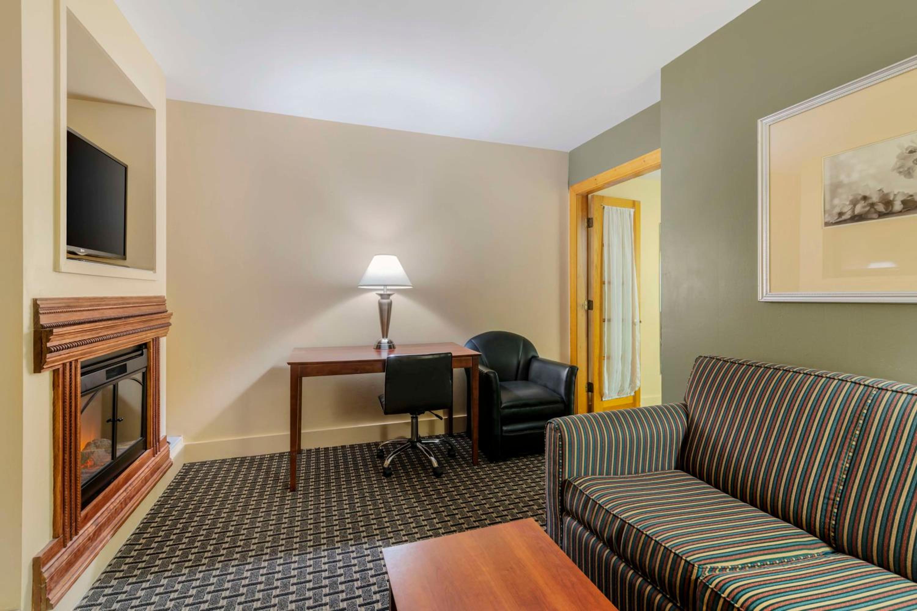 Queen Suite with Sofa Bed - Non-Smoking - Photo 1