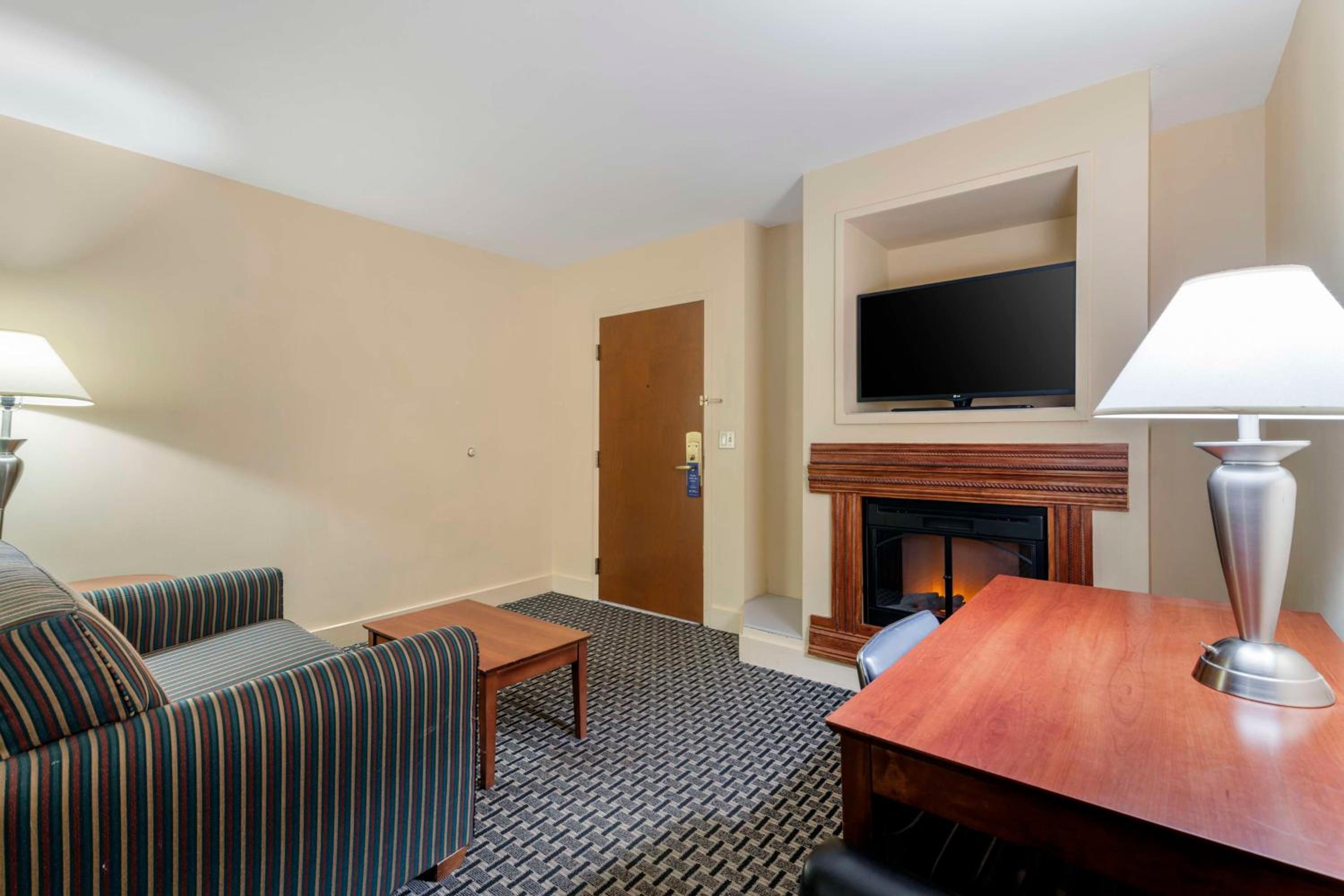Queen Suite with Sofa Bed - Non-Smoking - Photo 2