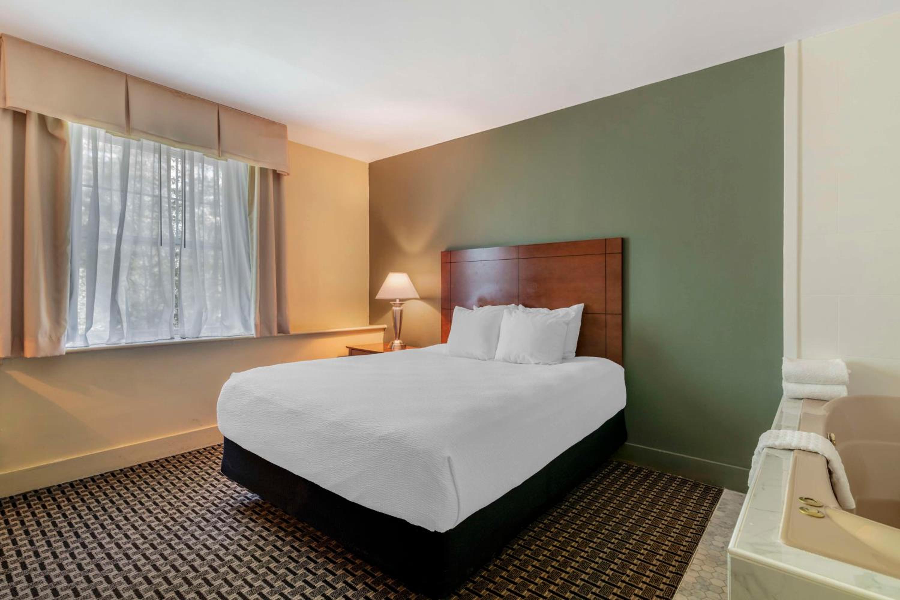 Queen Suite with Fireplace and Spa Bath - Non Smoking - Photo 7