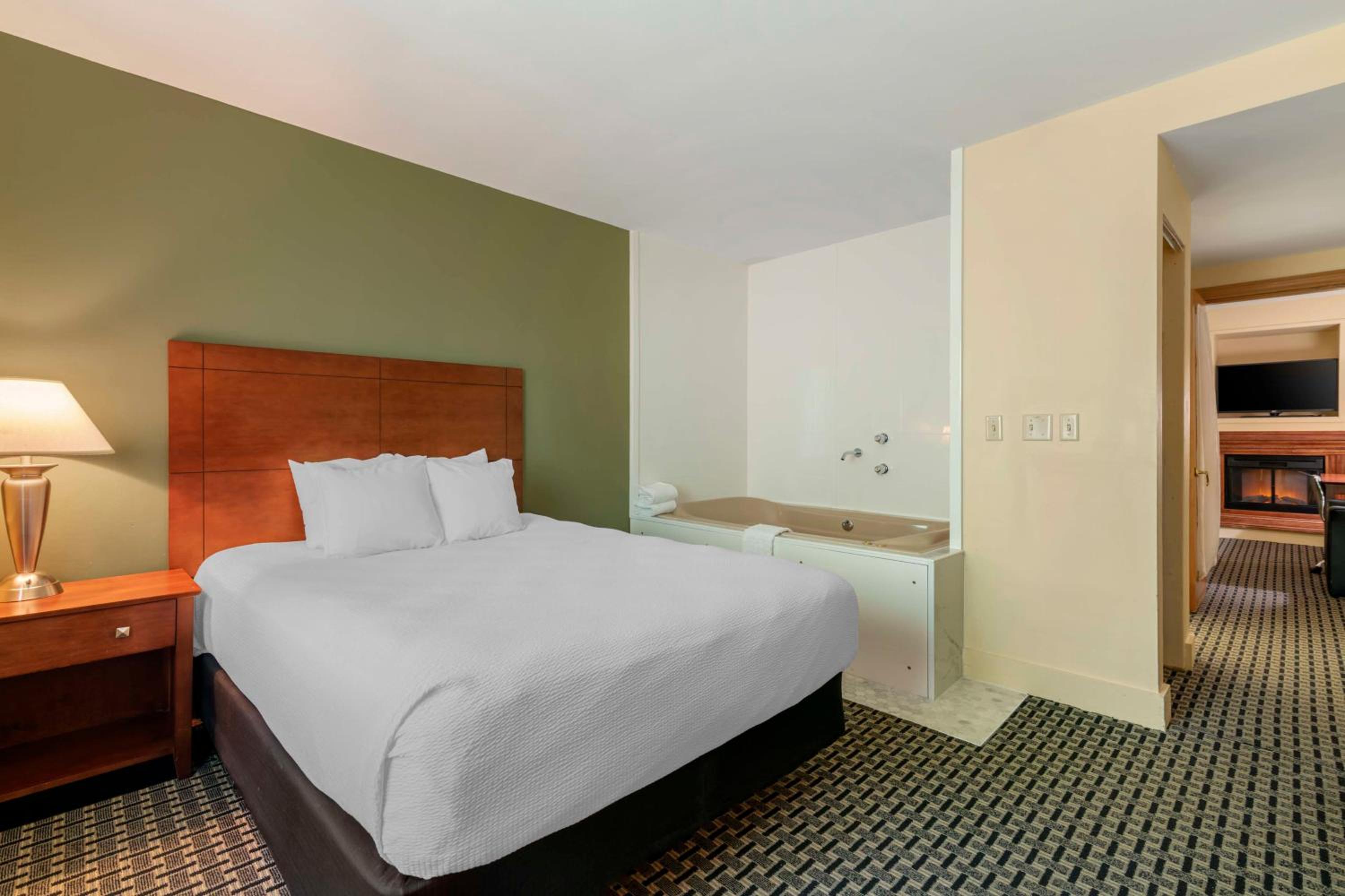Queen Suite with Fireplace and Spa Bath - Non Smoking - Photo 3