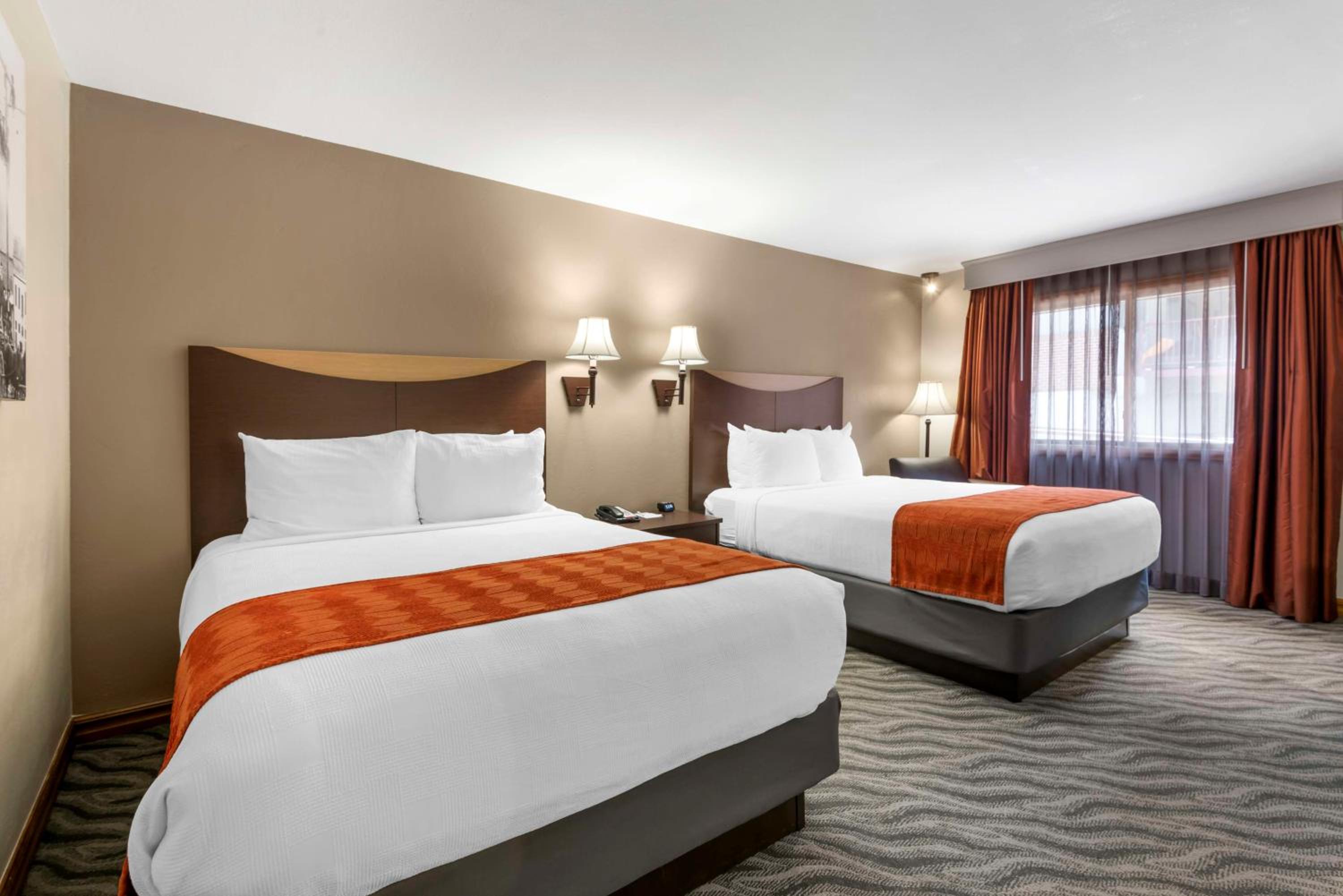 Queen Room with Two Queen Beds - Non-Smoking - Photo 1