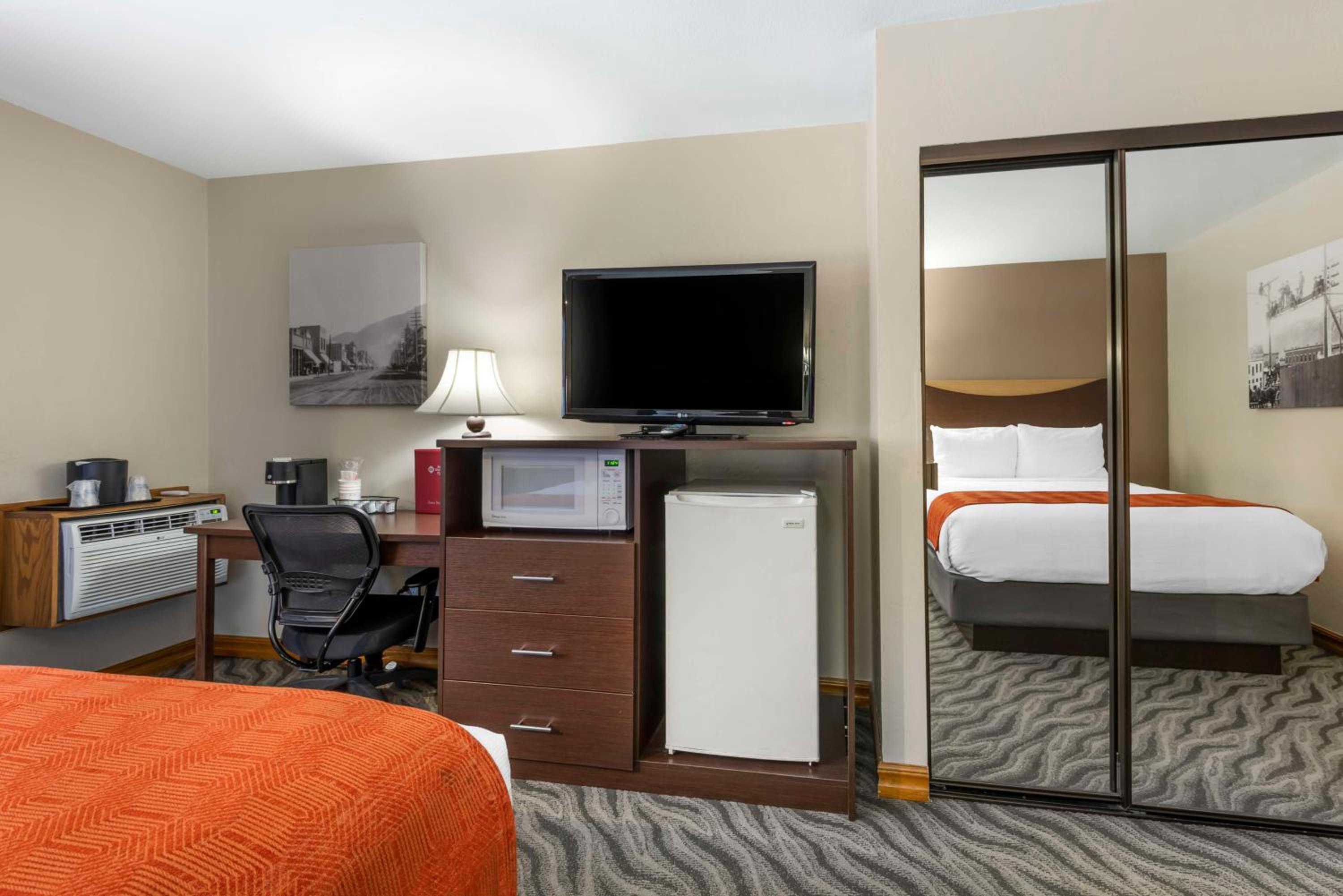 Queen Room with Two Queen Beds - Non-Smoking - Photo 2