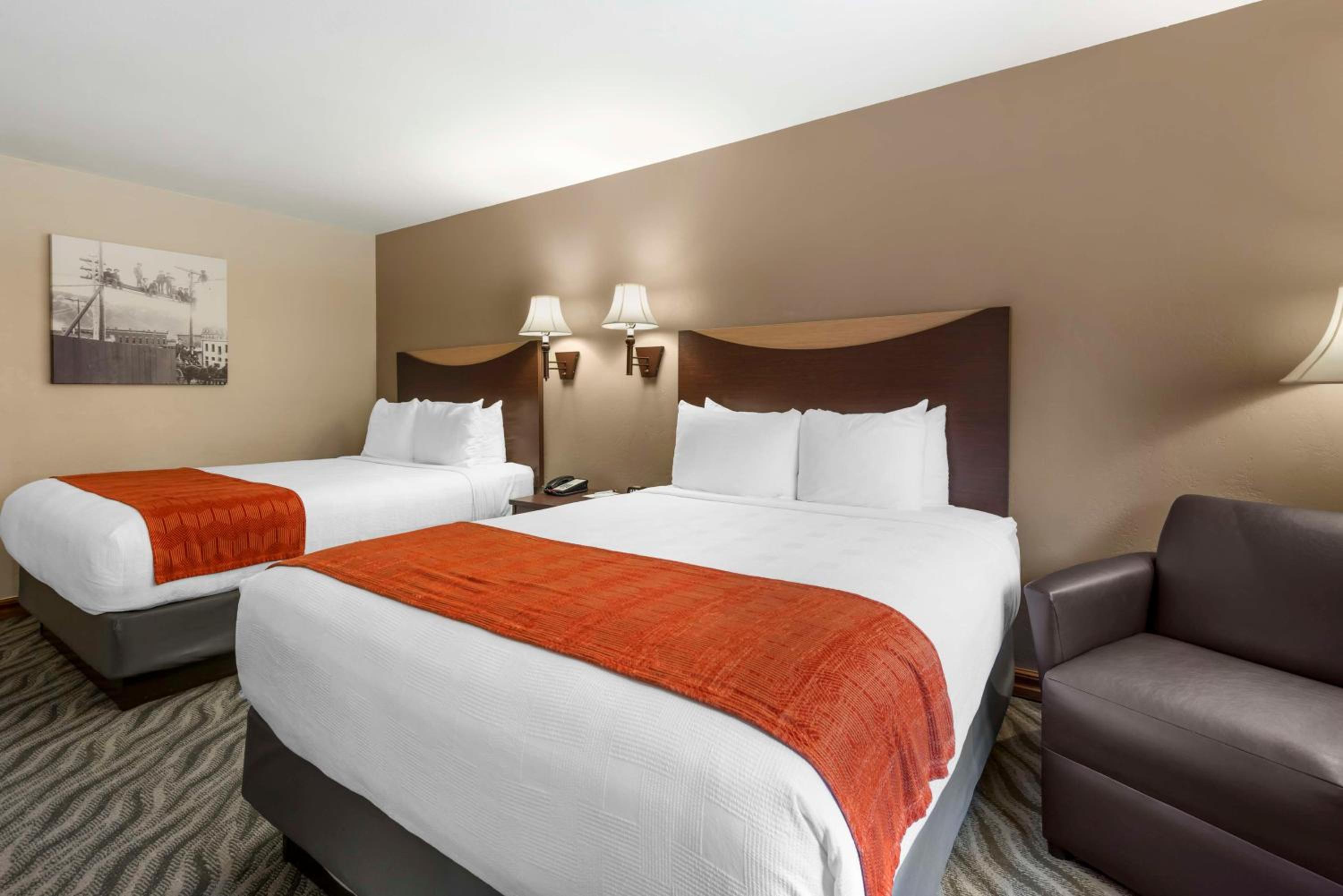 Queen Room with Two Queen Beds - Non-Smoking - Photo 3