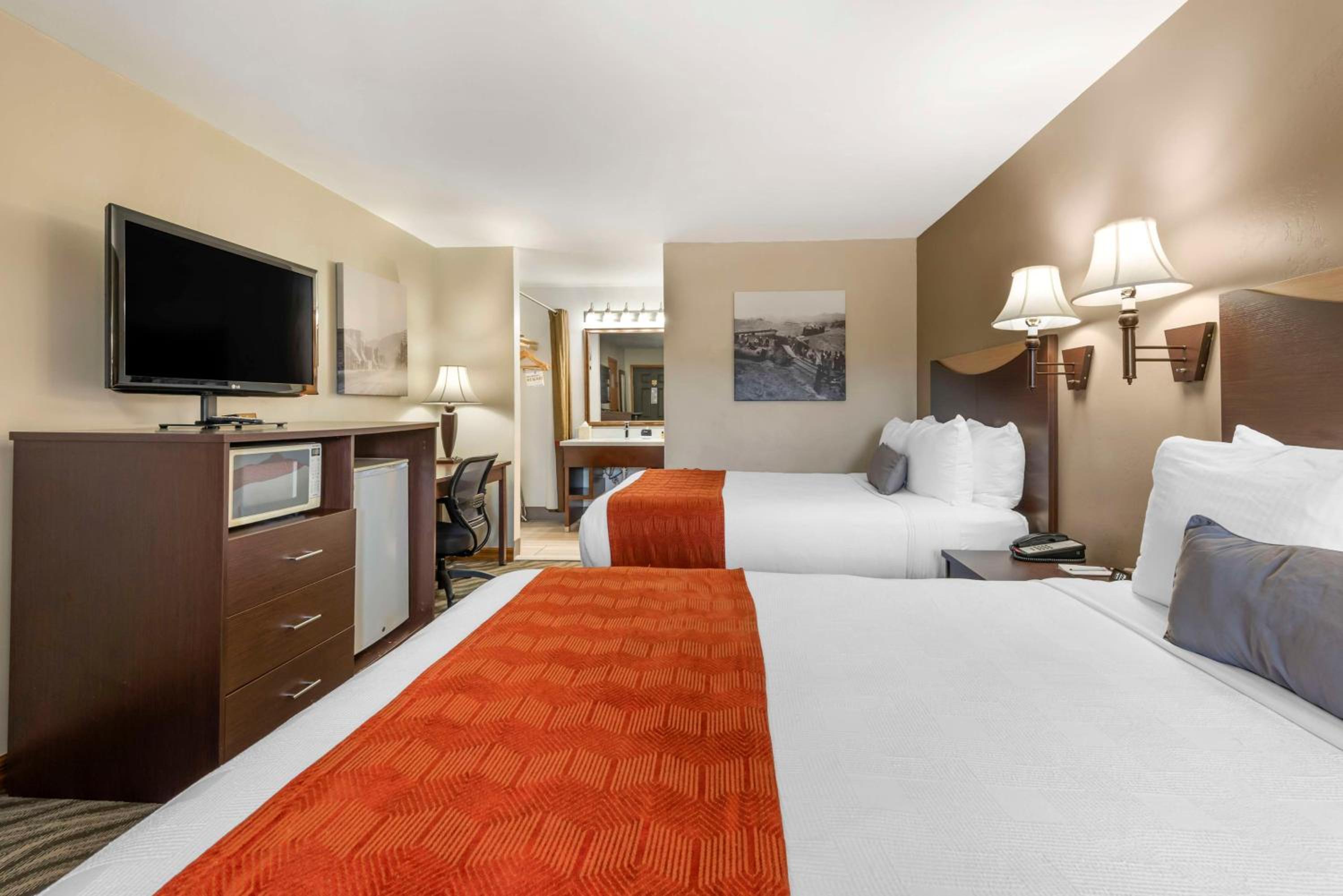 Queen Room with Two Queen Beds - Pet-Friendly/Non-Smoking - Photo 3