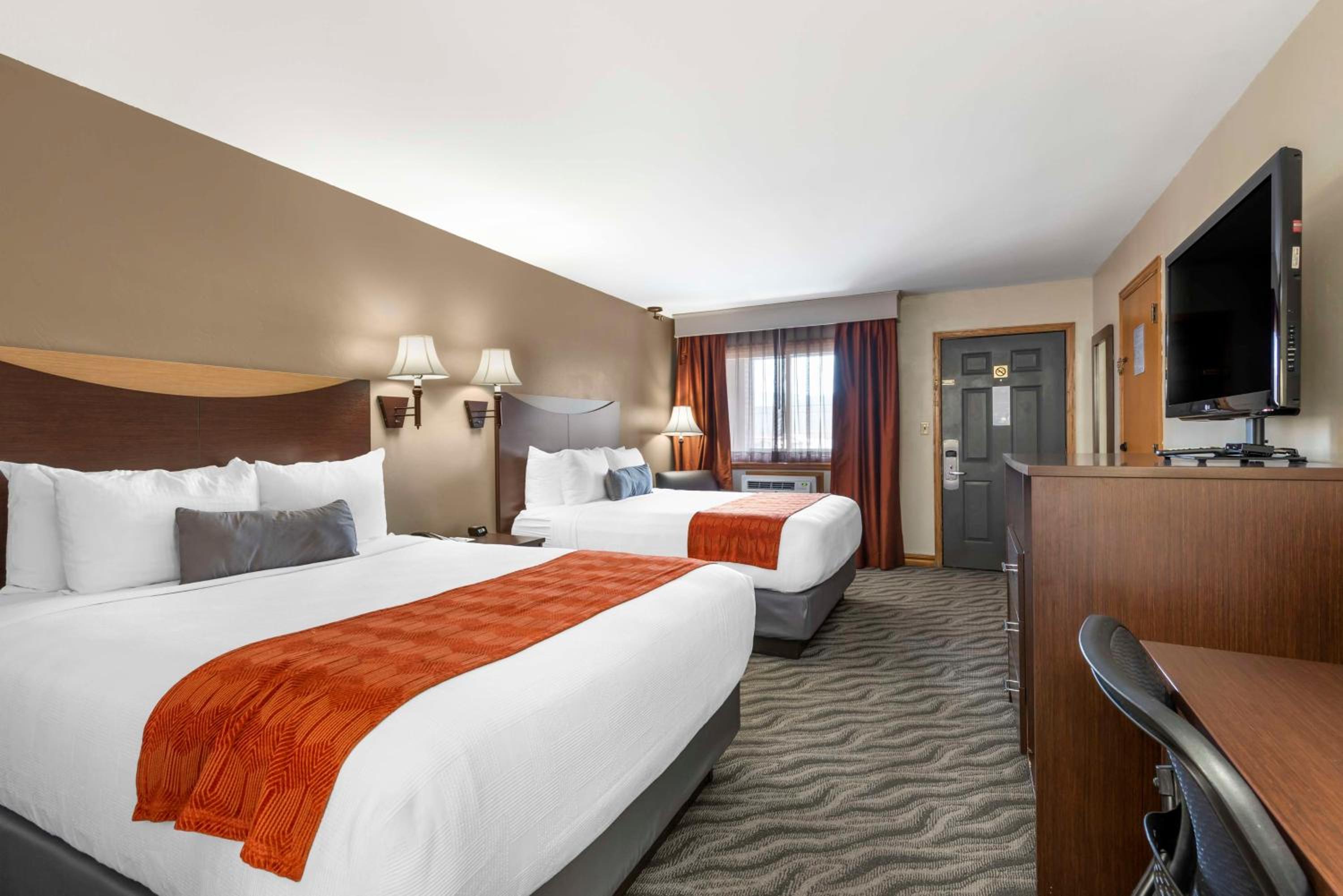 Queen Room with Two Queen Beds - Pet-Friendly/Non-Smoking - Photo 2