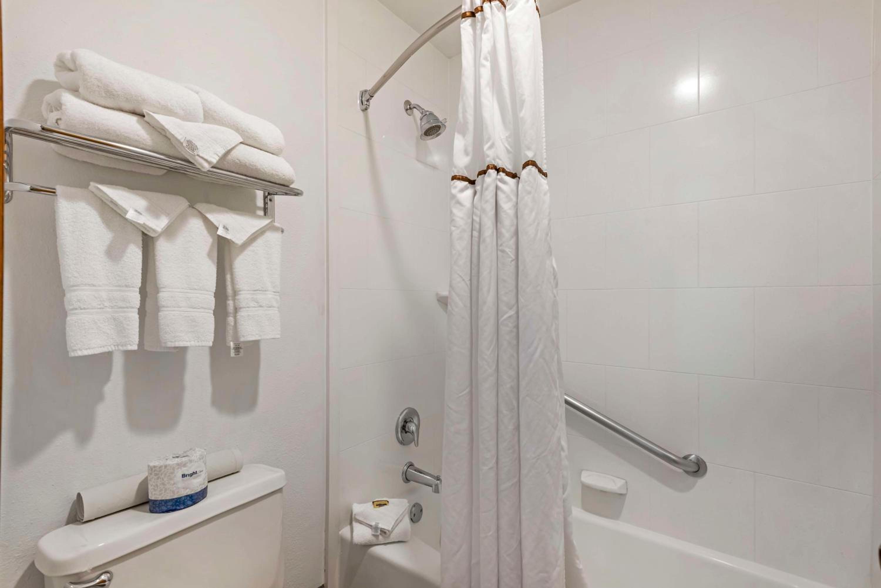Queen Room with Two Queen Beds - Pet-Friendly/Non-Smoking - Photo 4