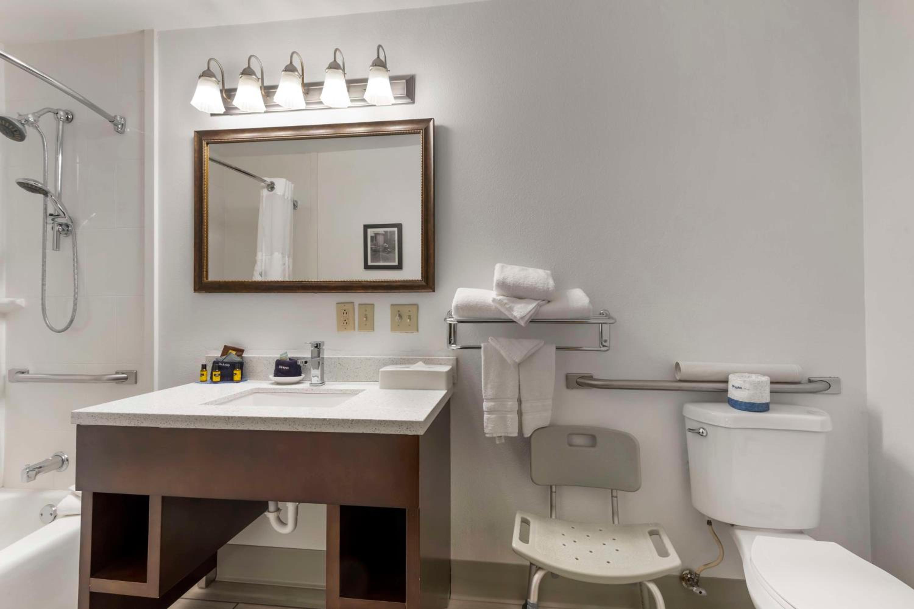 King Room with Bath Tub - Disability Access/Non-Smoking  - Photo 3