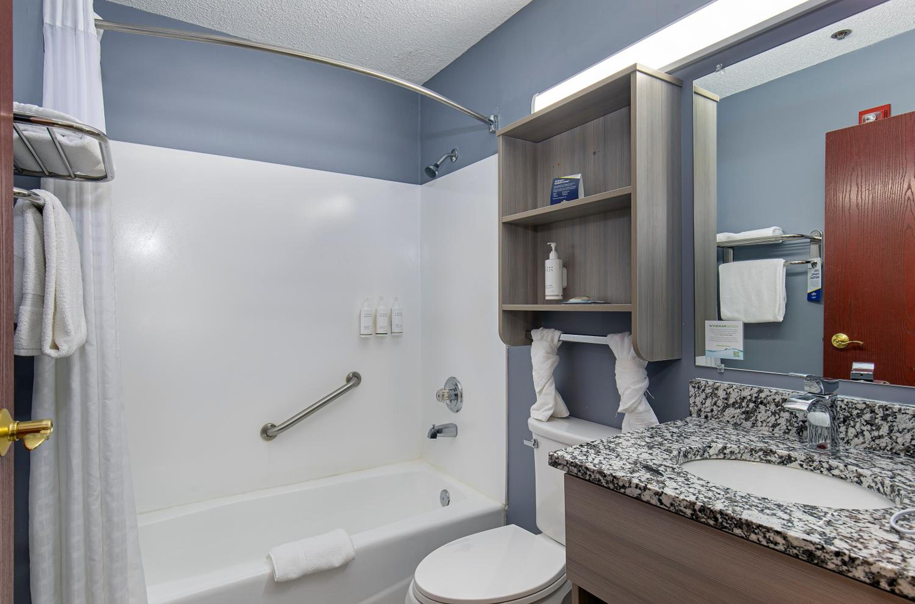 Queen Studio Suite with Sofa Bed - Non-Smoking - Photo 2