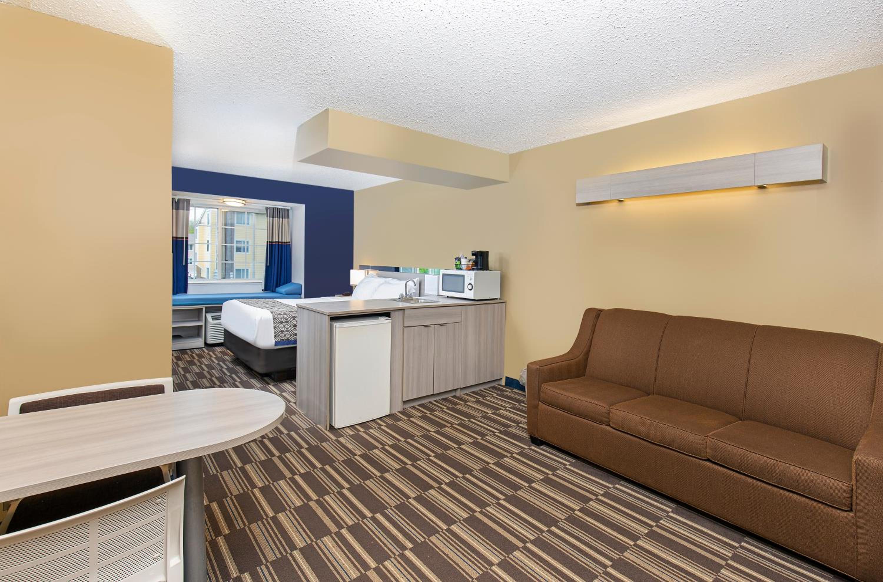 Queen Studio Suite with Sofa Bed - Non-Smoking - Photo 1