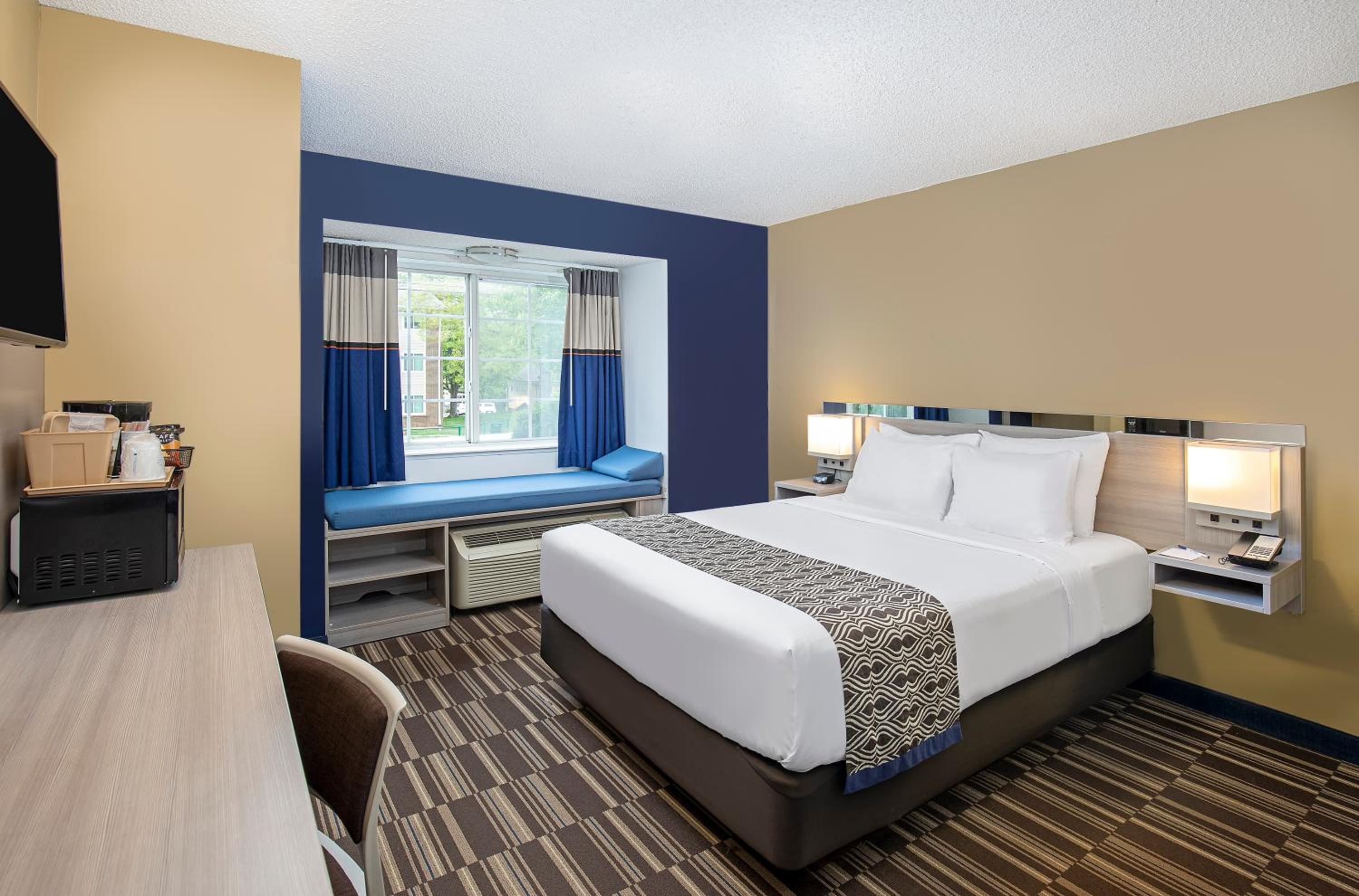 Queen Room with Roll-In Shower - Mobility Accessible/Non-Smoking - Photo 1