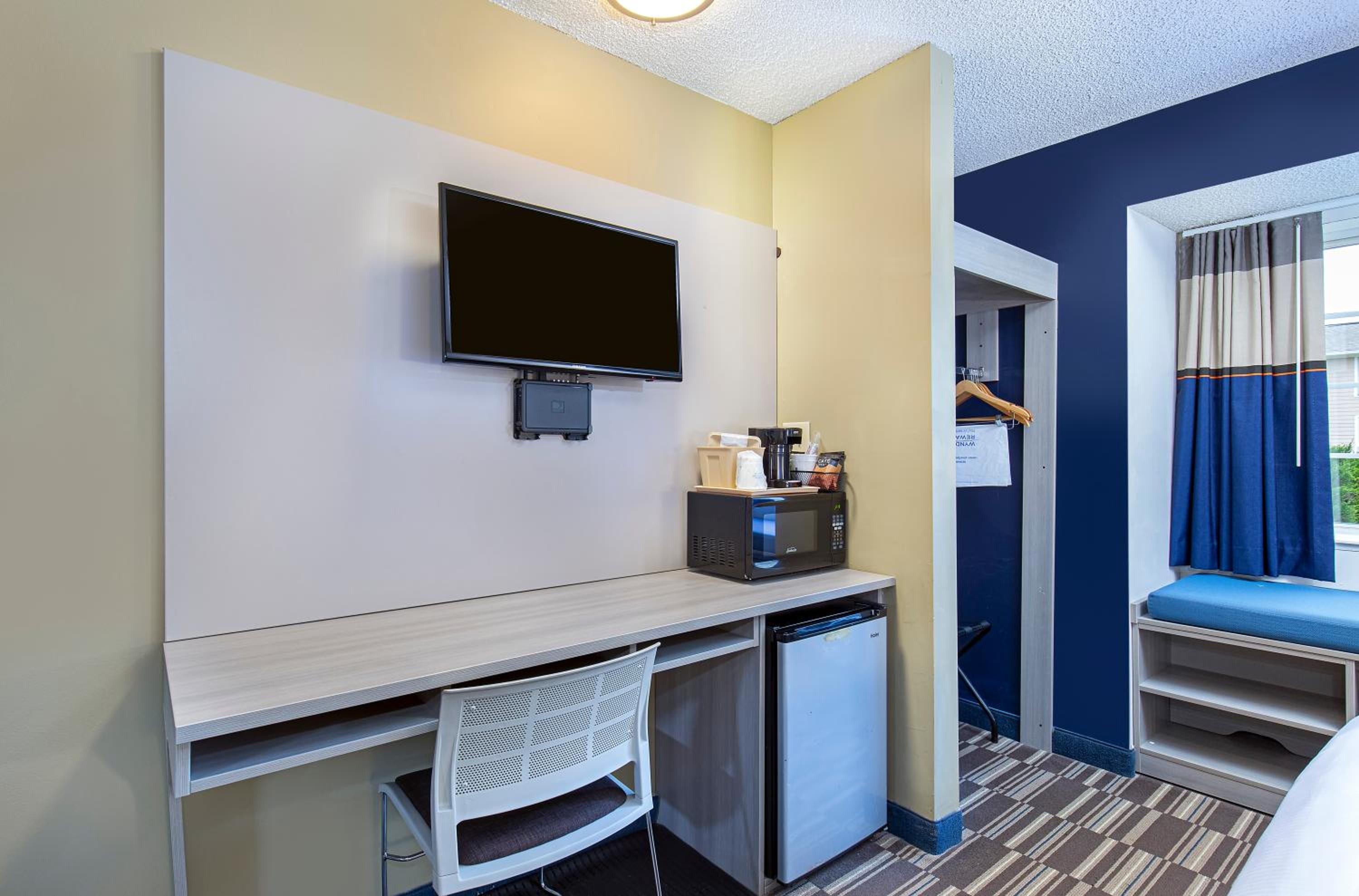 Queen Room with Roll-In Shower - Mobility Accessible/Non-Smoking - Photo 4