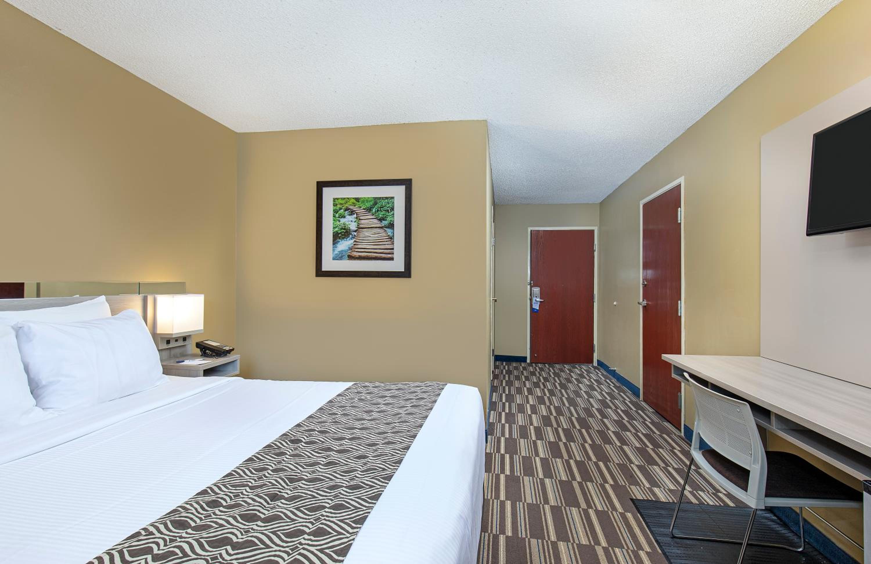 Queen Room with Roll-In Shower - Mobility Accessible/Non-Smoking - Photo 3