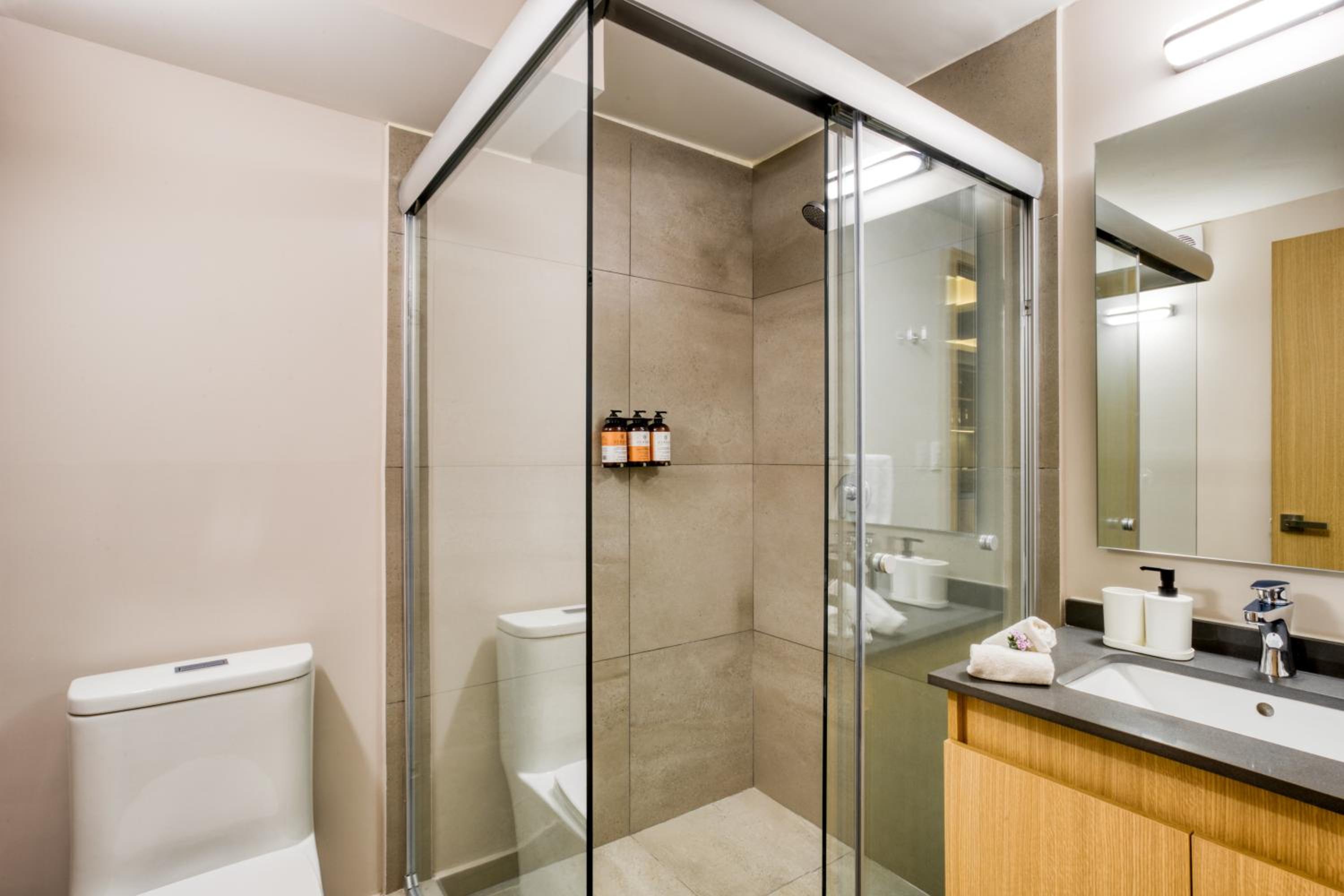 Elegant-Modern Studio - Photo 5