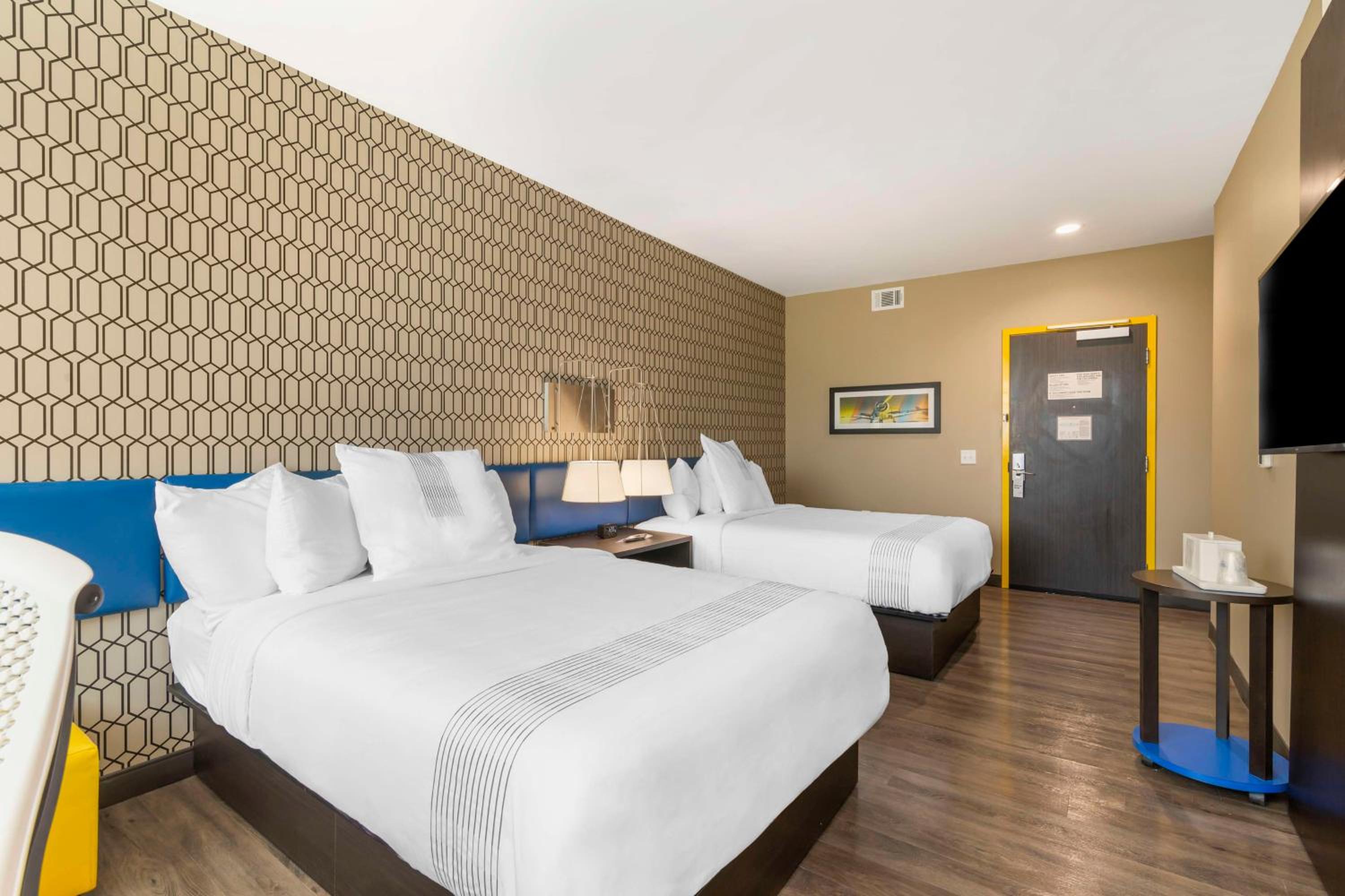 Queen Room with Two Queen Beds - Disability Access - Photo 5