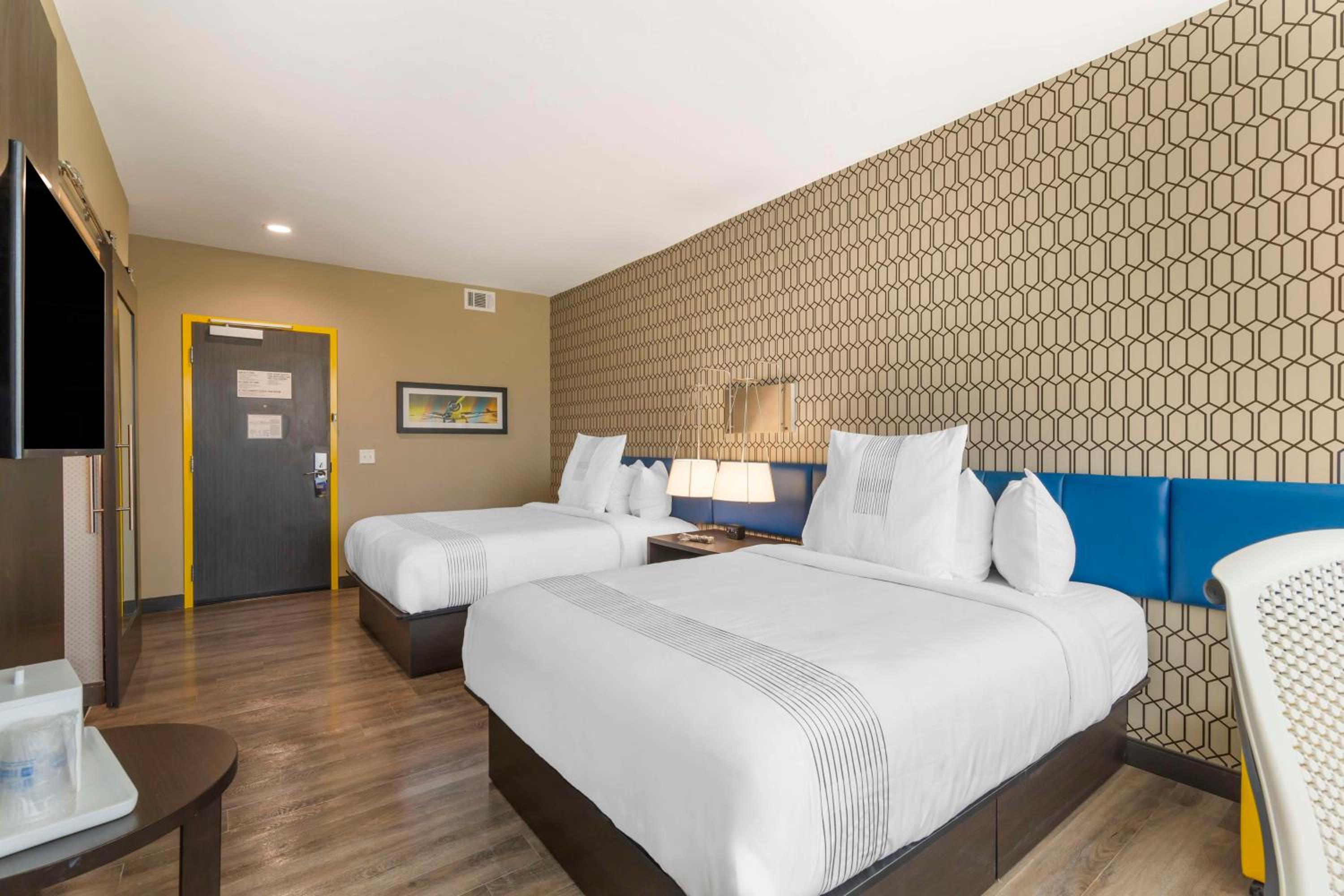 Queen Room with Two Queen Beds - Photo 3
