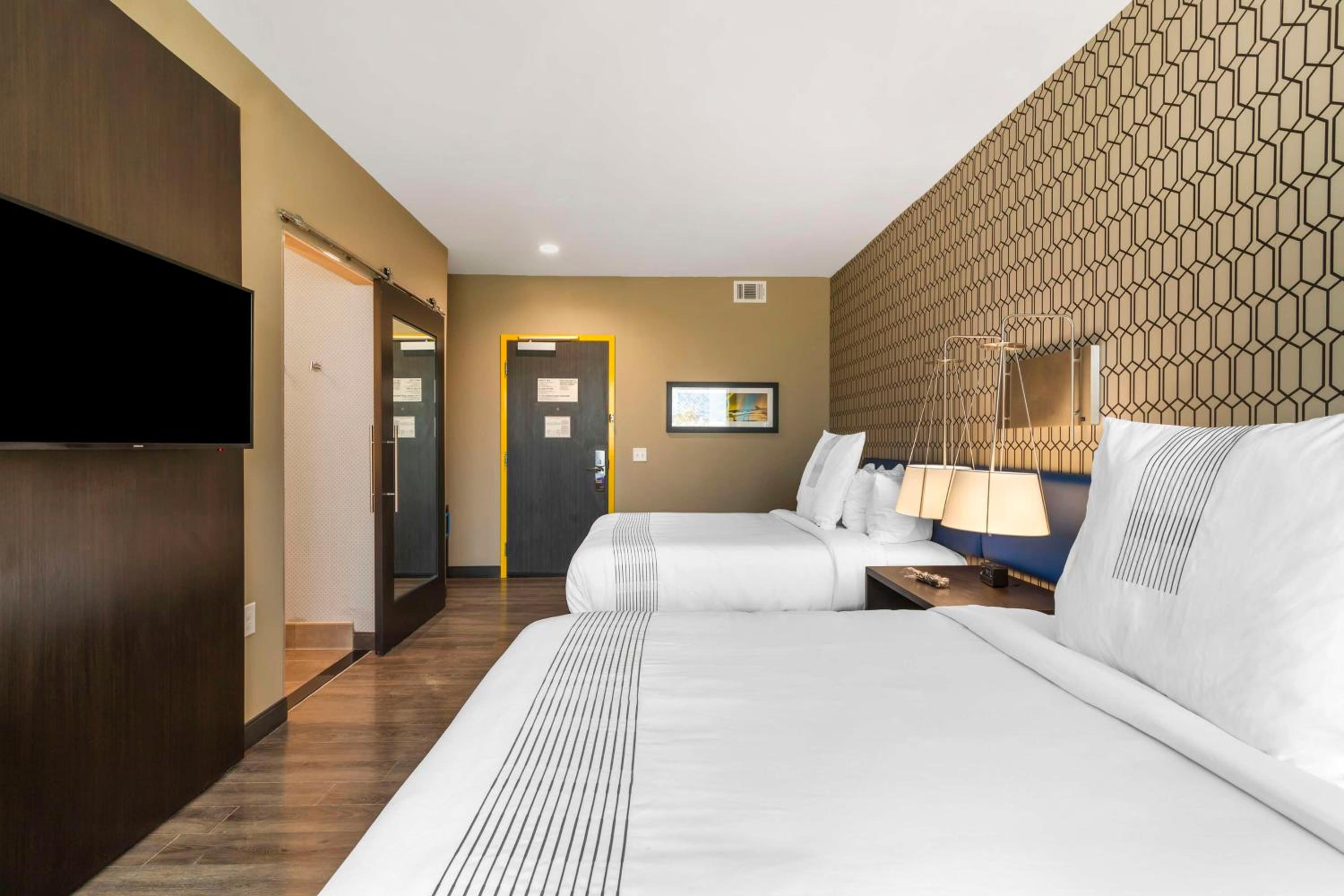 Queen Room with Two Queen Beds - Photo 4