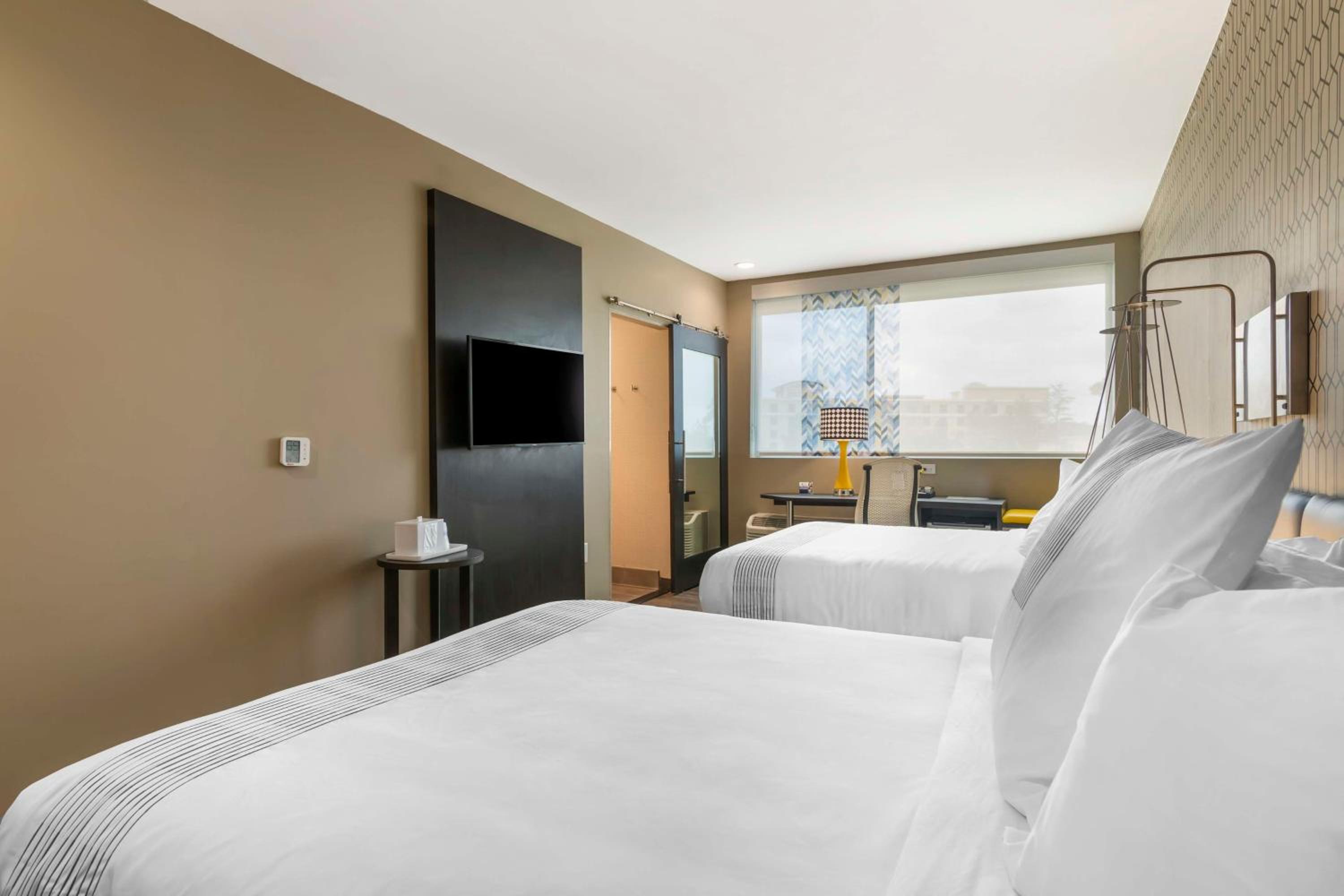 Queen Room with Two Queen Beds - Disability Access - Photo 2