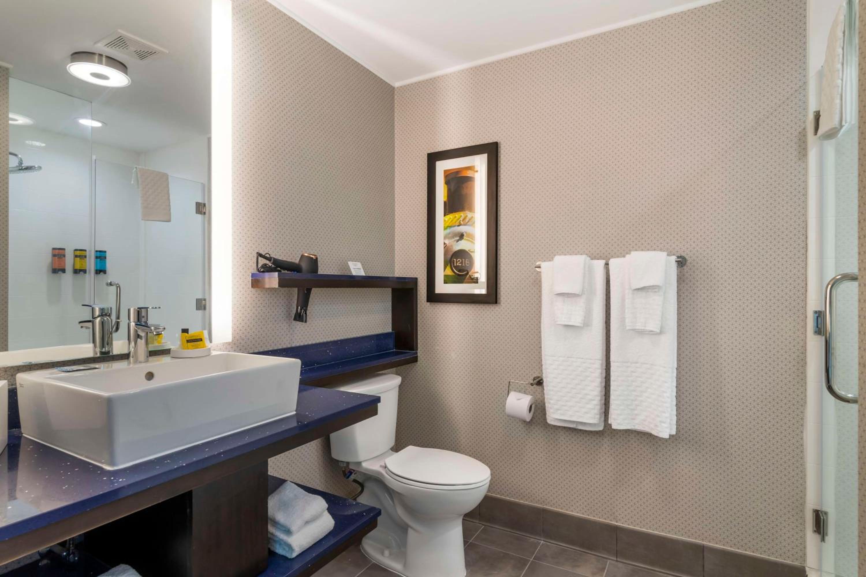Queen Room with Two Queen Beds - Photo 2