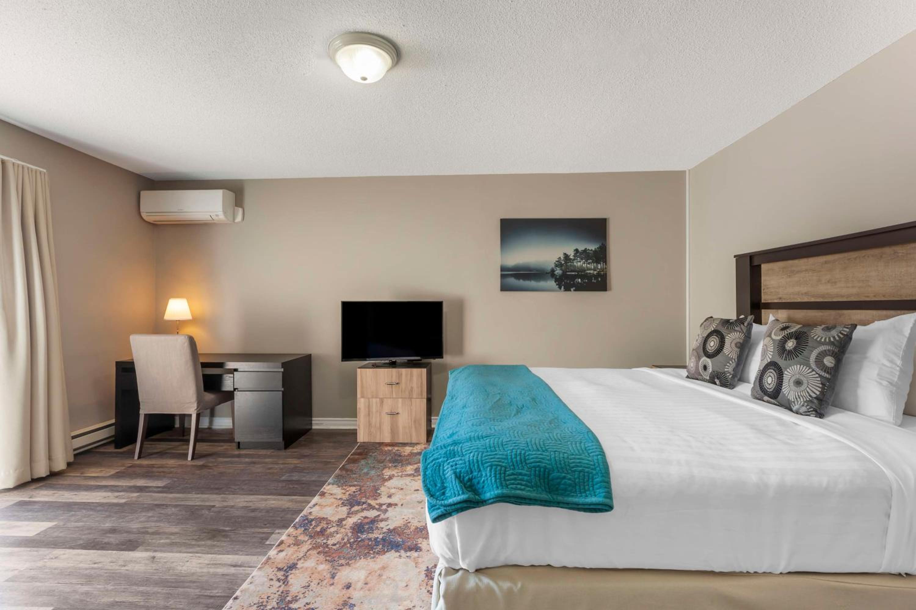 King Room with Balcony - Lake Front