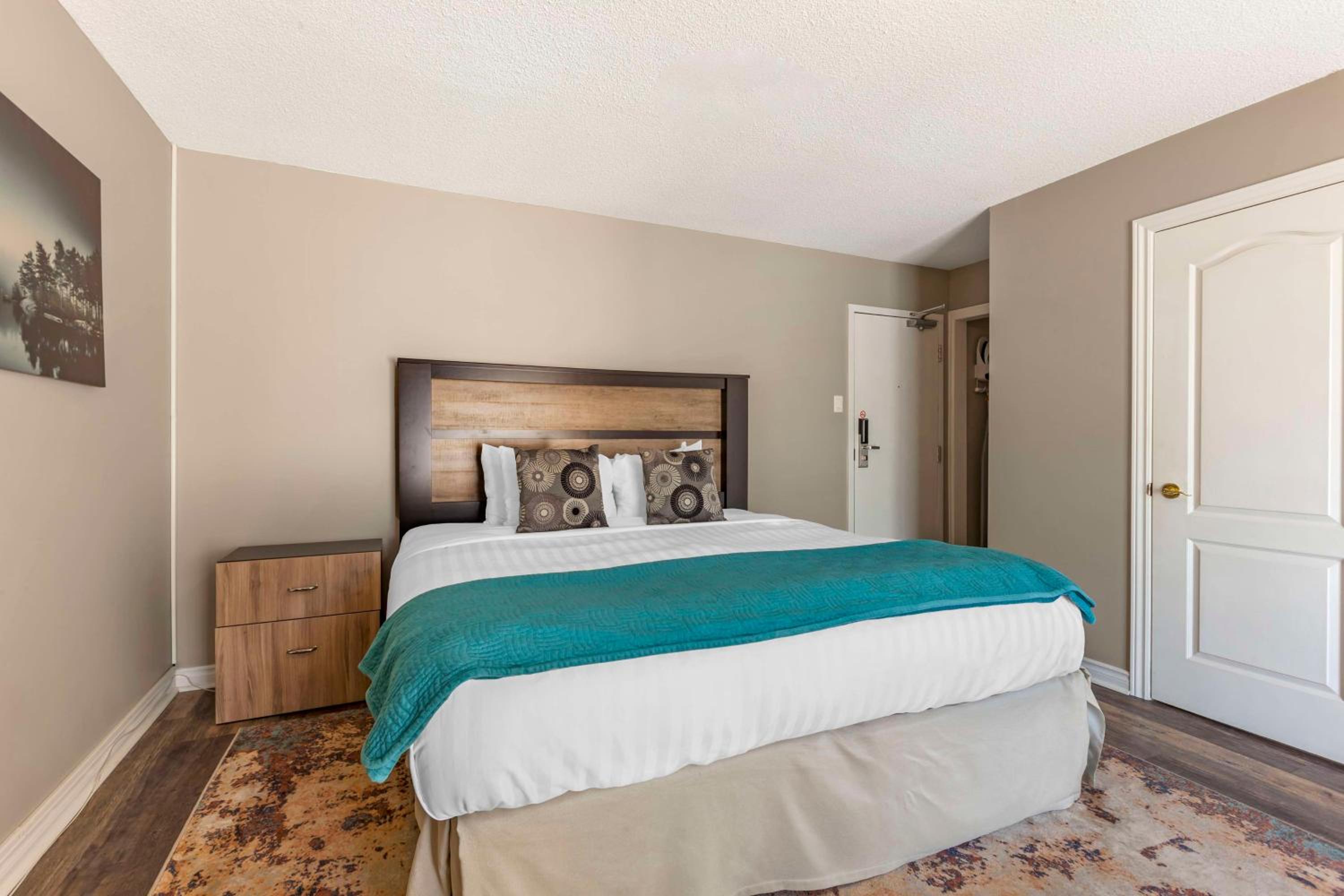 Queen Room with Patio and Lake View