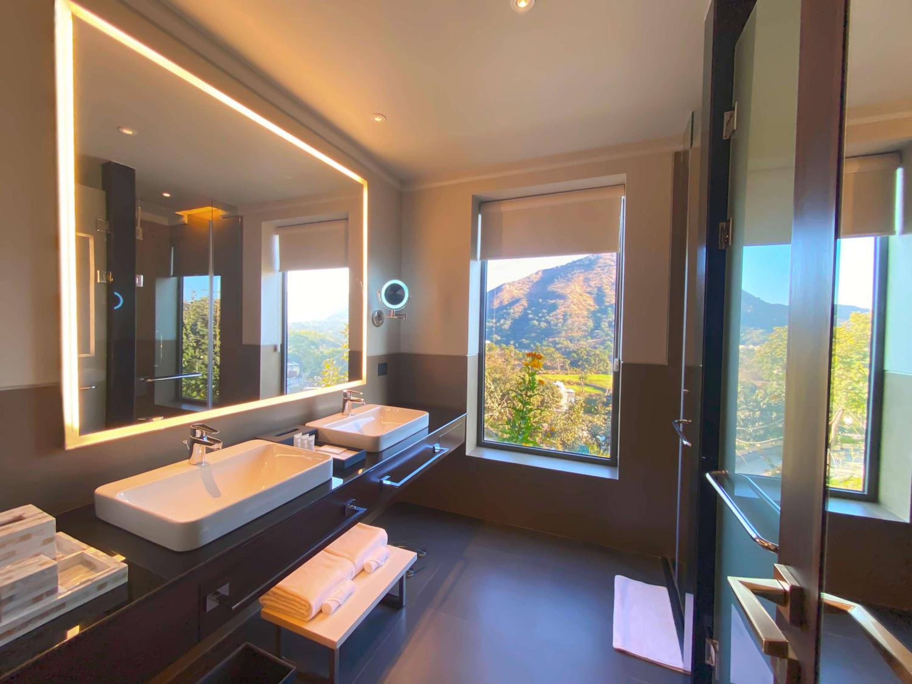 One-Bedroom Suiten with Balcony | 15% Off Spa + Happy Hours 1+1 | Early Check-in/Late Check-out (Subject to Availability) photo 2