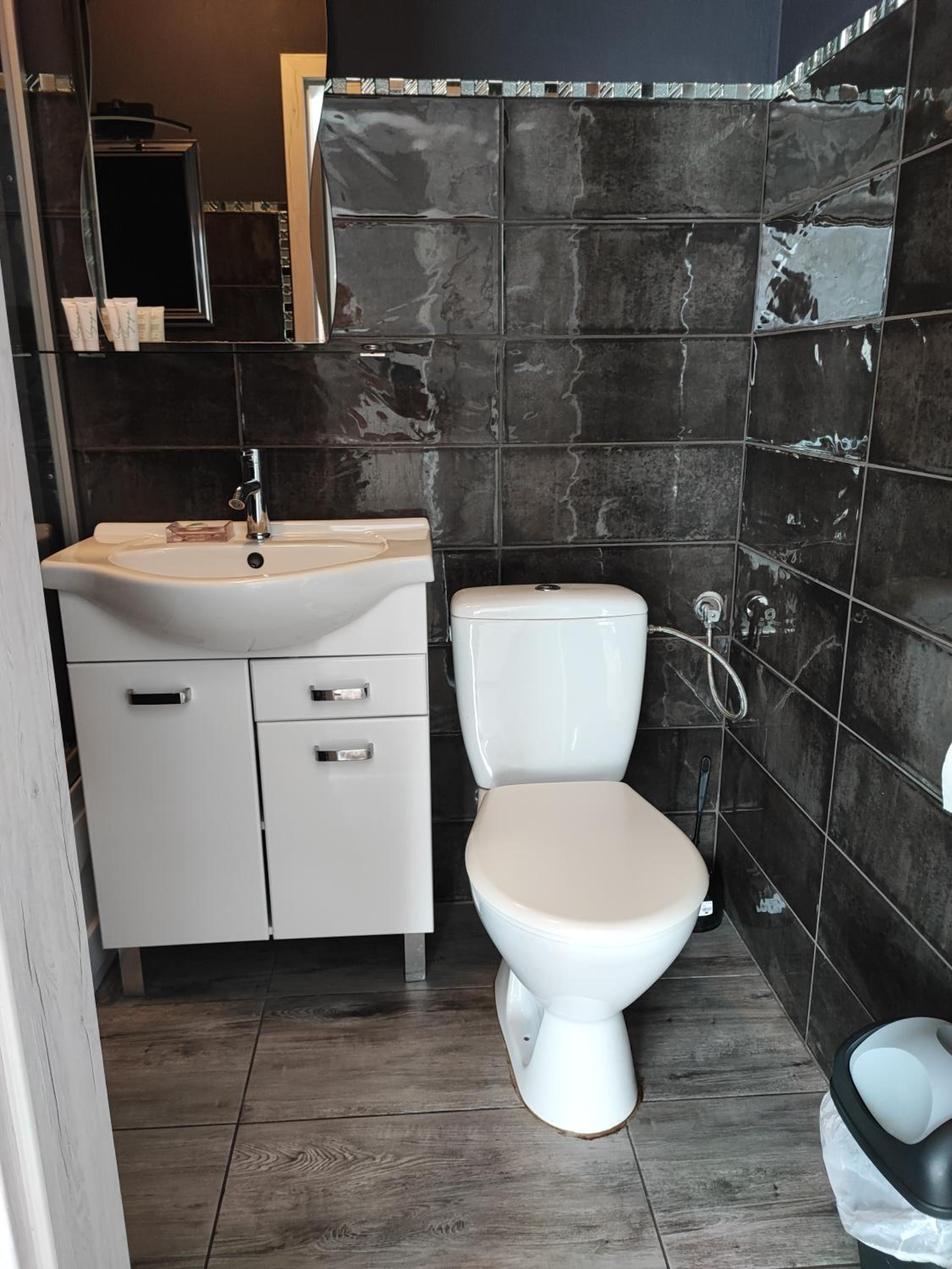 Quadruple Room with Bathroom - Photo 14