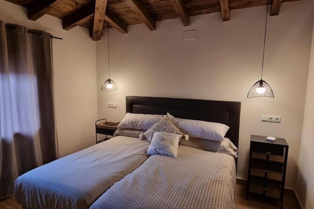 Six-Bedroom House photo 2
