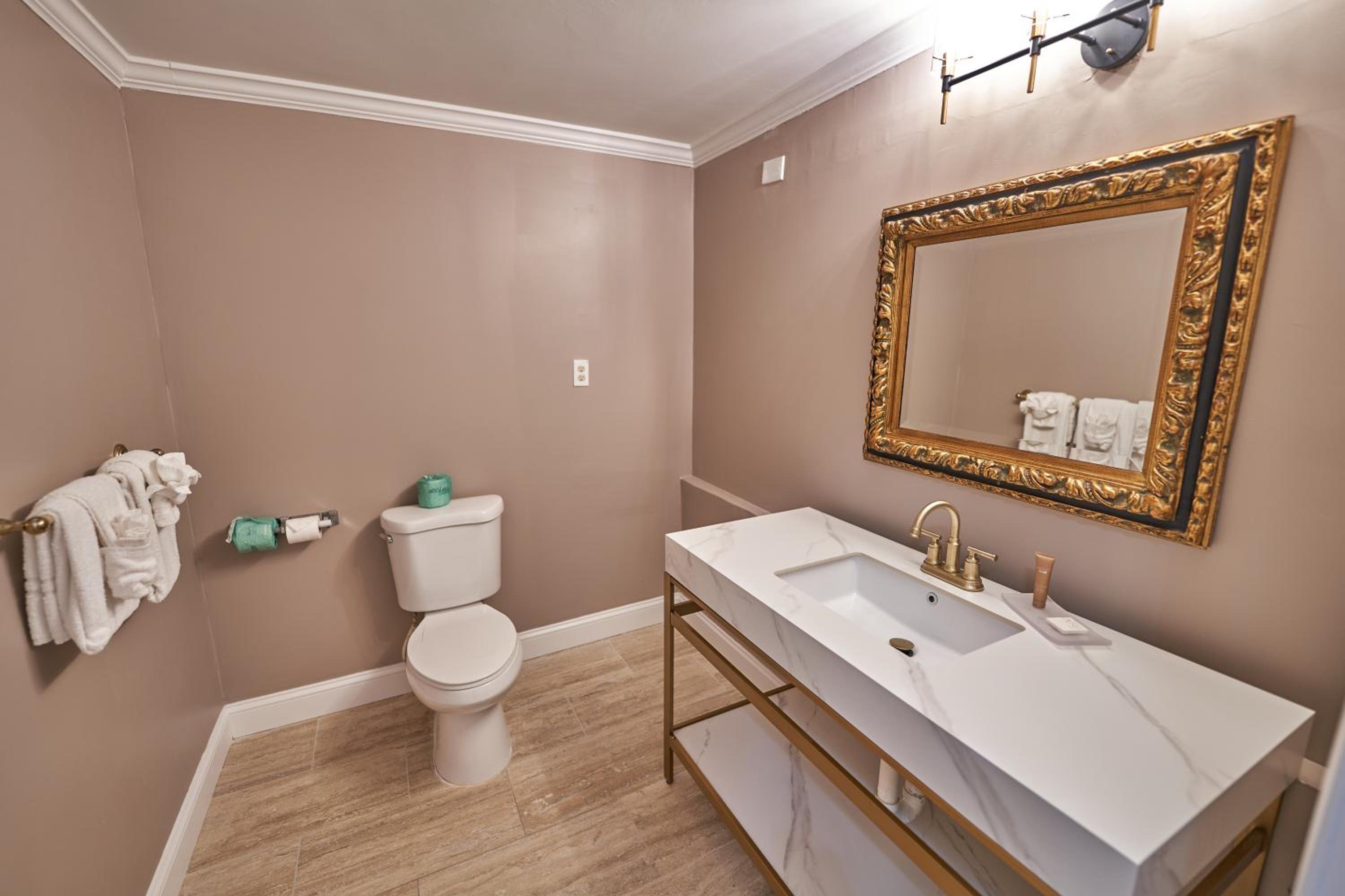 Crown Victorian Suite - Photo 2