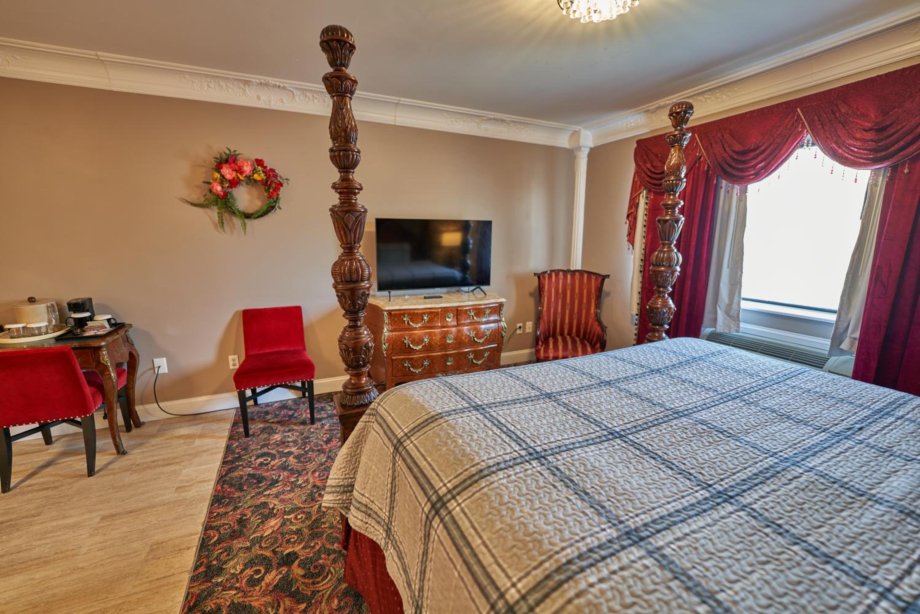 Crown Victorian Suite - Photo 3