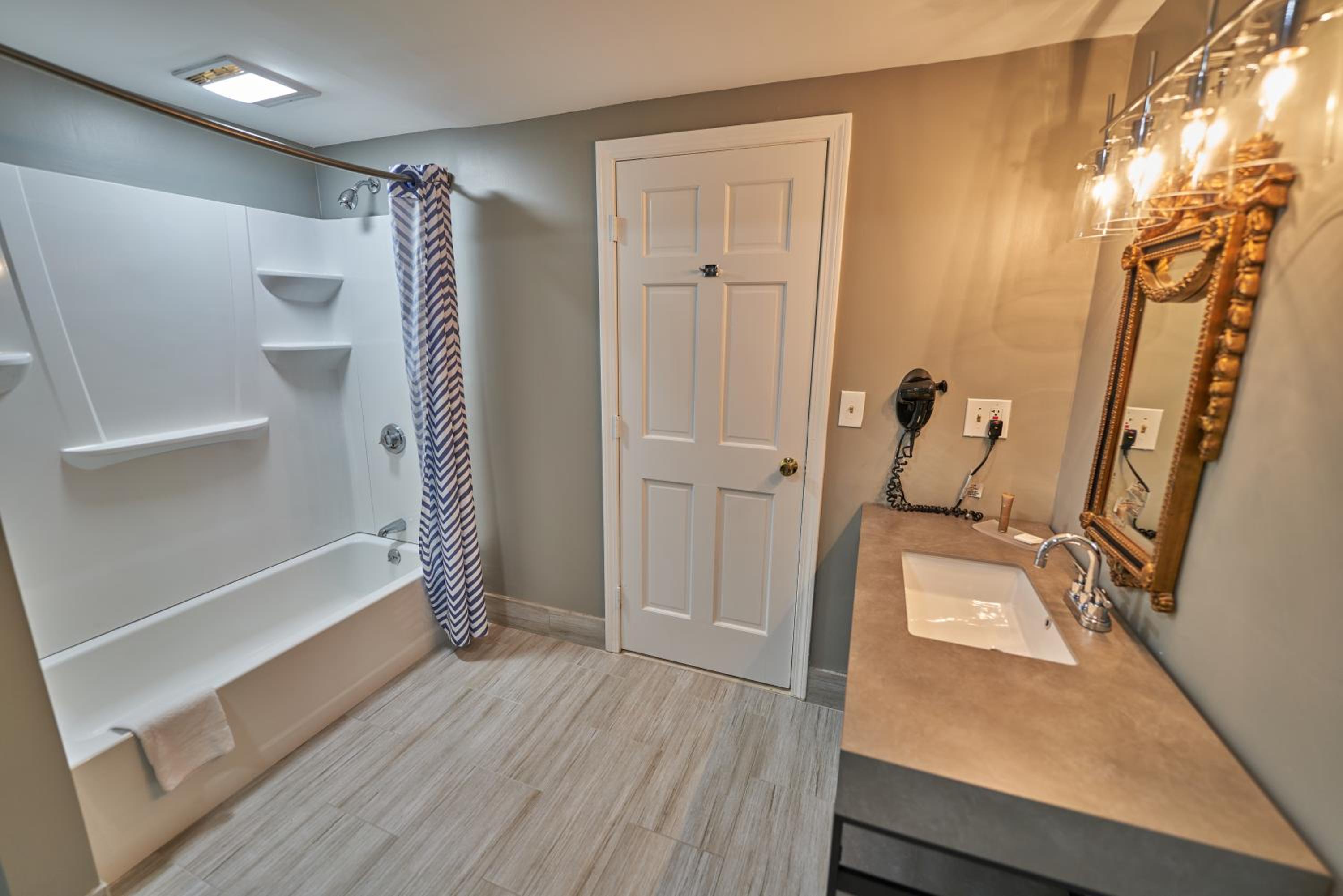 Plaza Suite - Photo 5